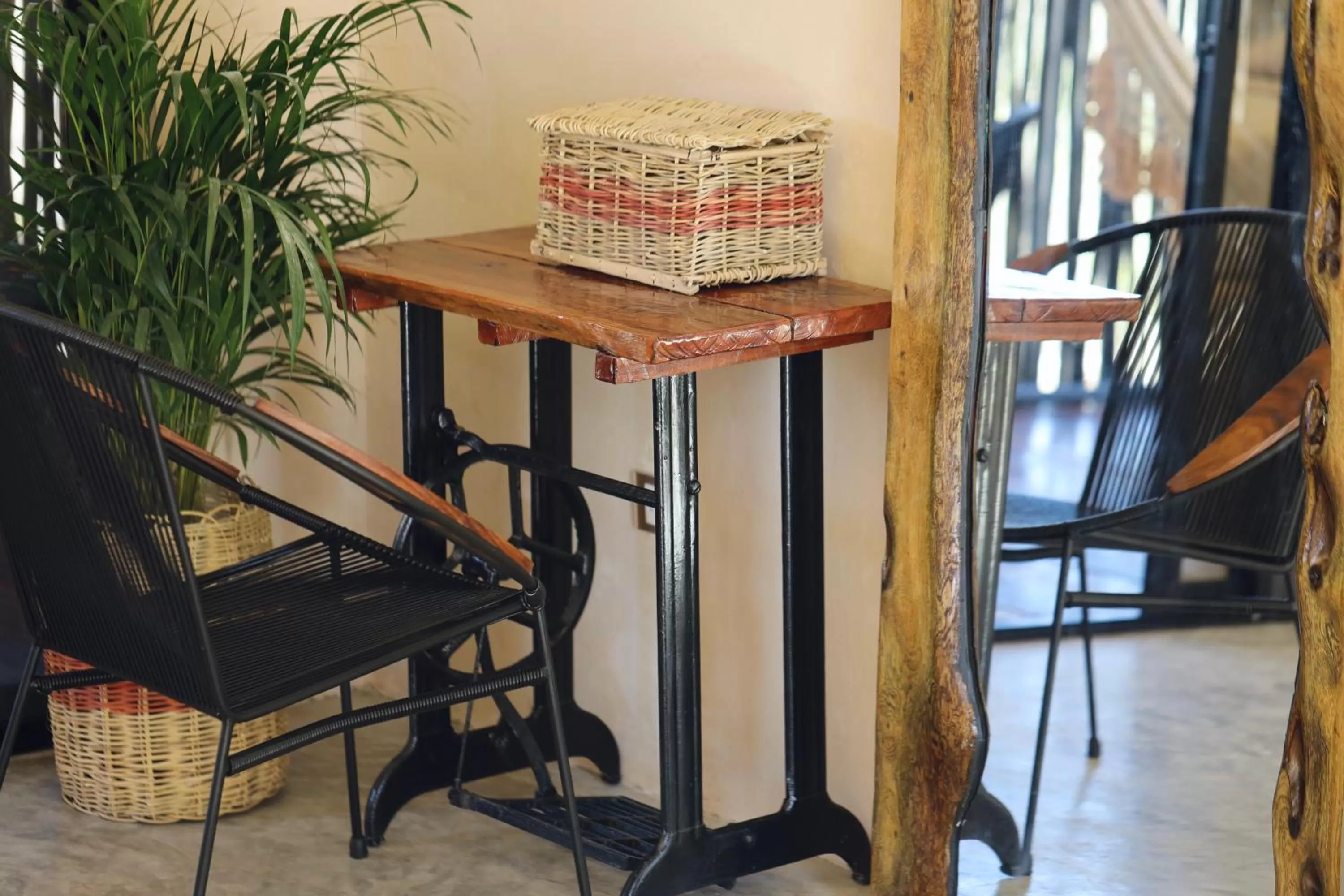 hair dresser in RESET ATEMPORAL