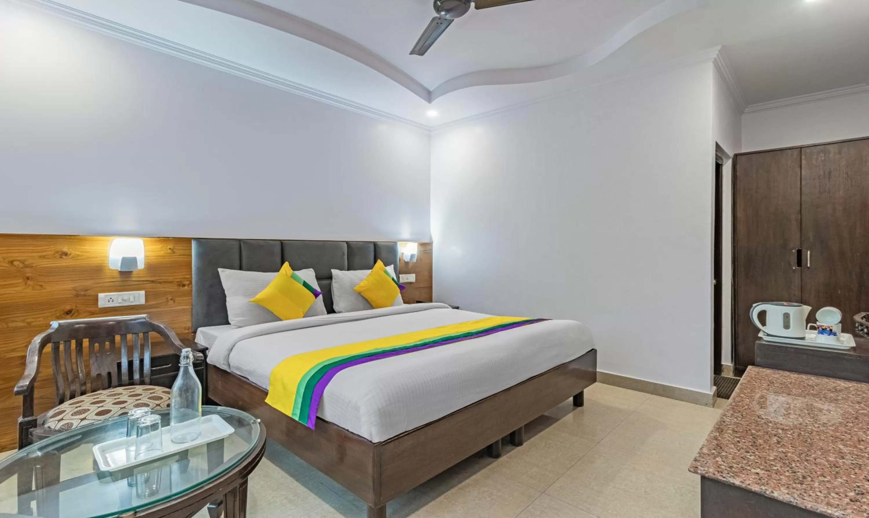 Bedroom, Bed in Itsy Hotels Peak View, 300 Mts From Mall Road