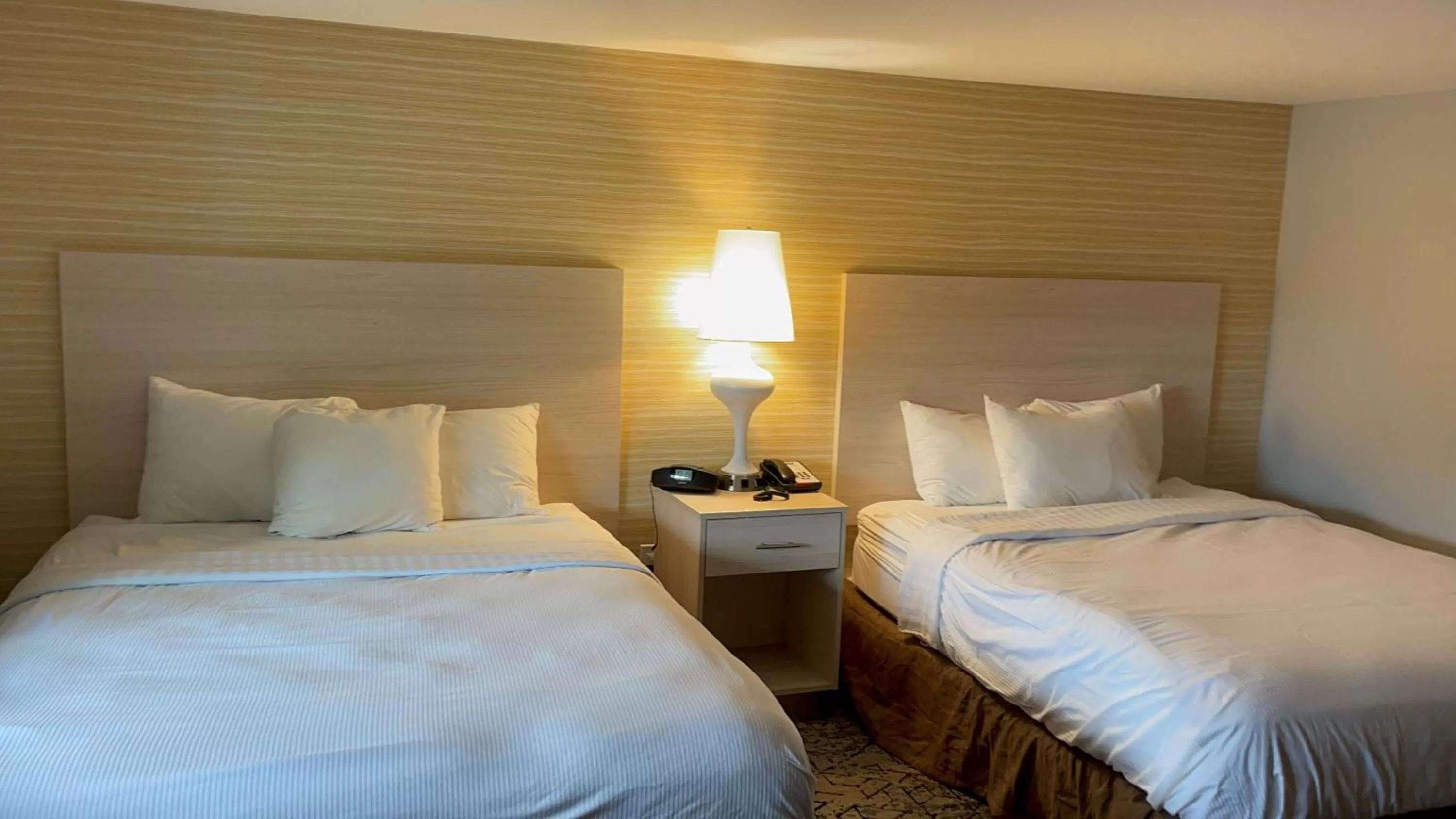 Bedroom, Bed in Woodwards White Mountain Resort, BW Signature Collection