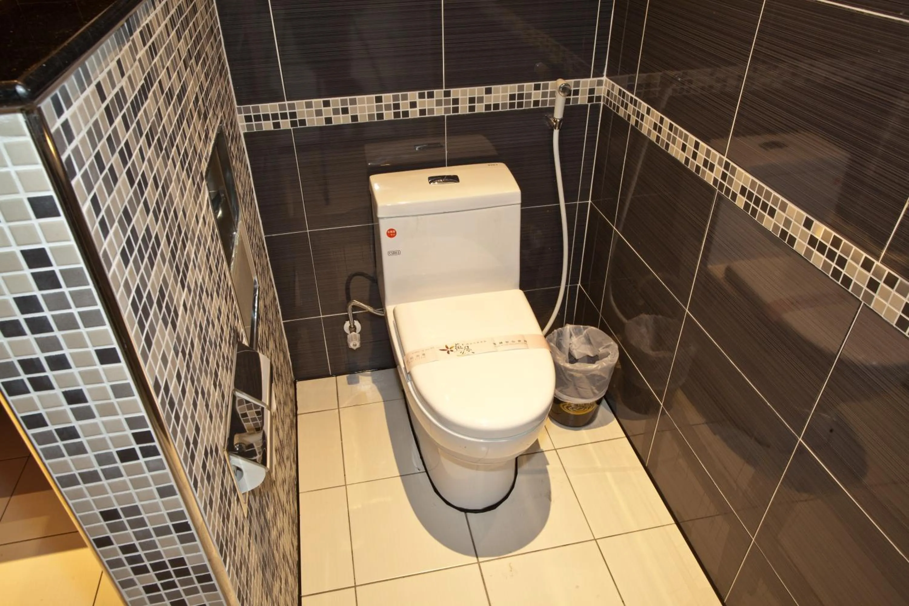 Toilet in Wei Feng Hotel - Kaohsiung