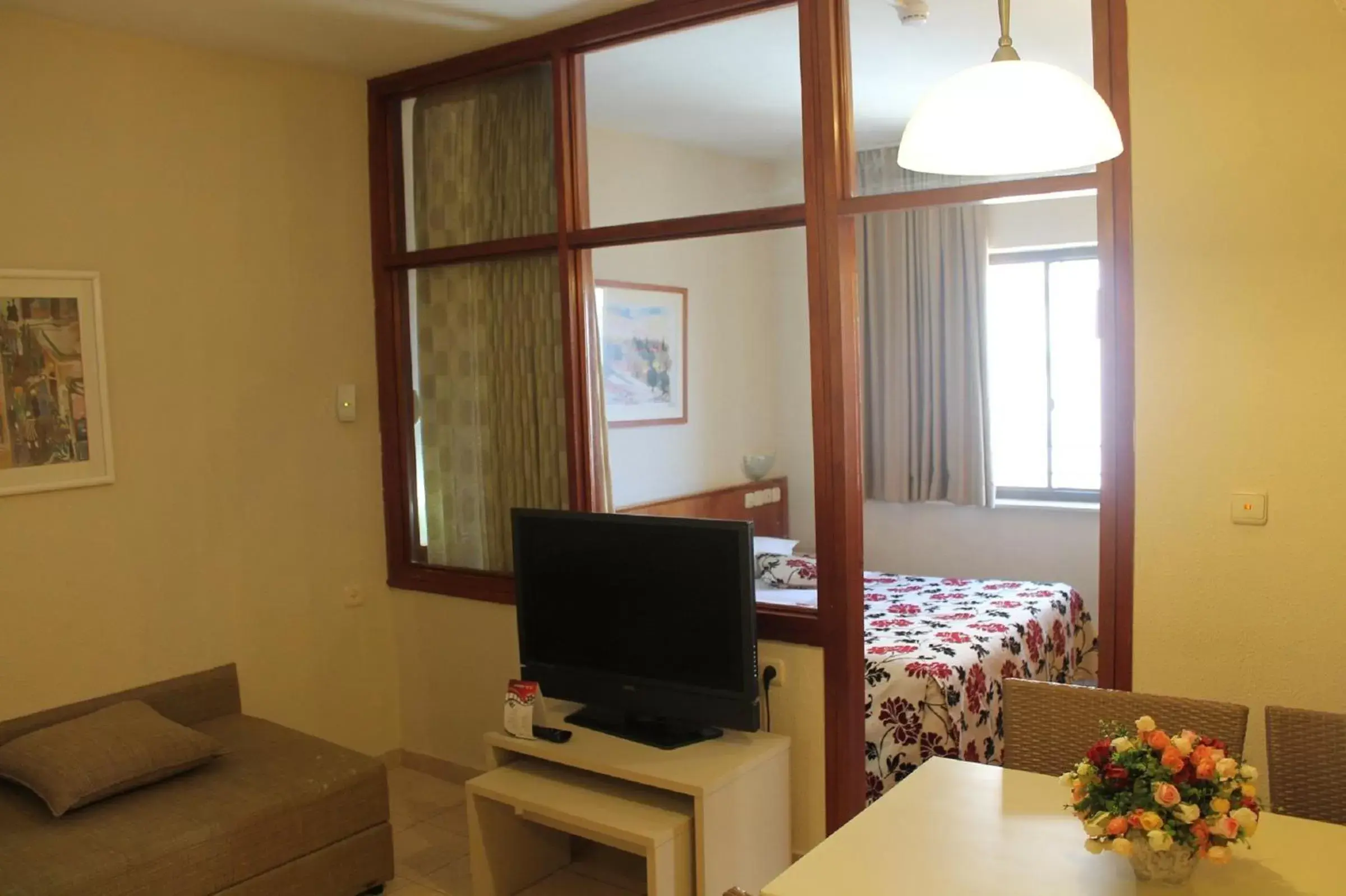 Bed, TV/Entertainment Center in Lev Yerushalayim Hotel