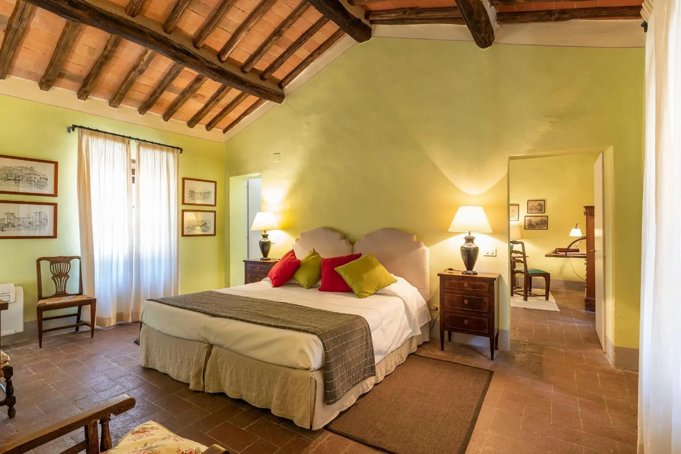 Bedroom, Bed in Castello di Fonterutoli Wine Resort
