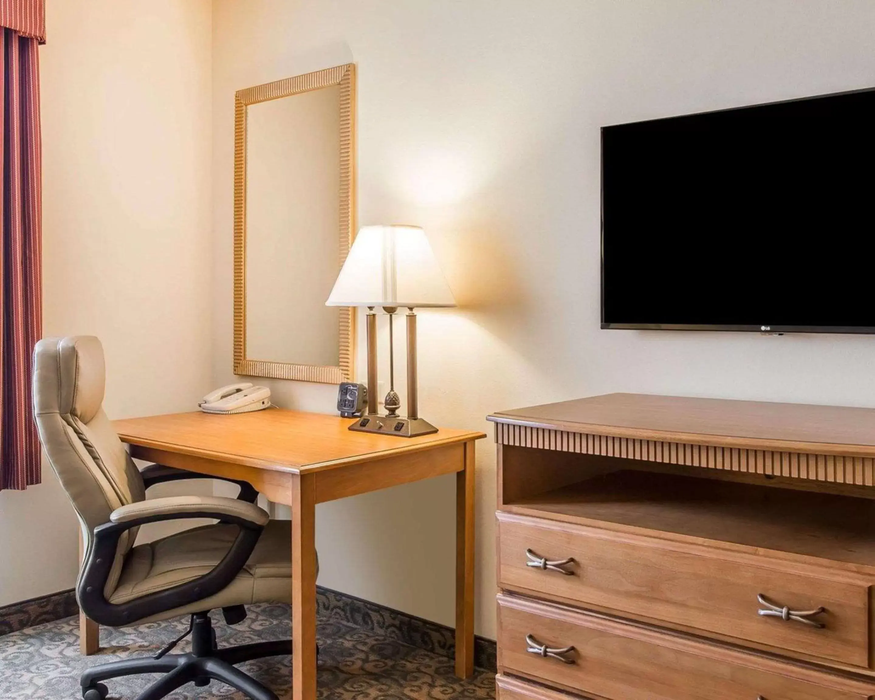 Bedroom, TV/Entertainment Center in Comfort Suites