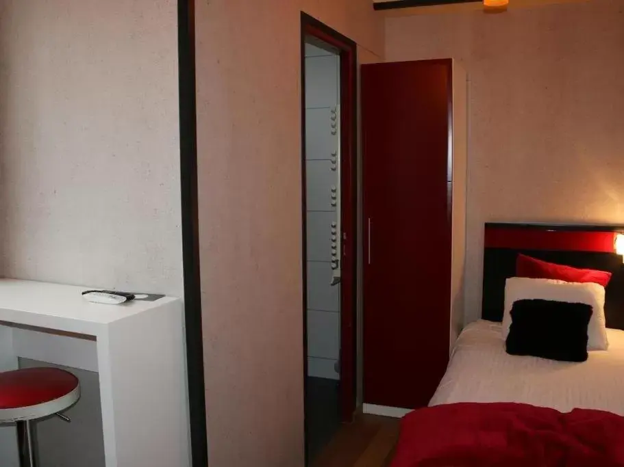 Single Room with Private Bathroom - single occupancy in Marinha Hotel