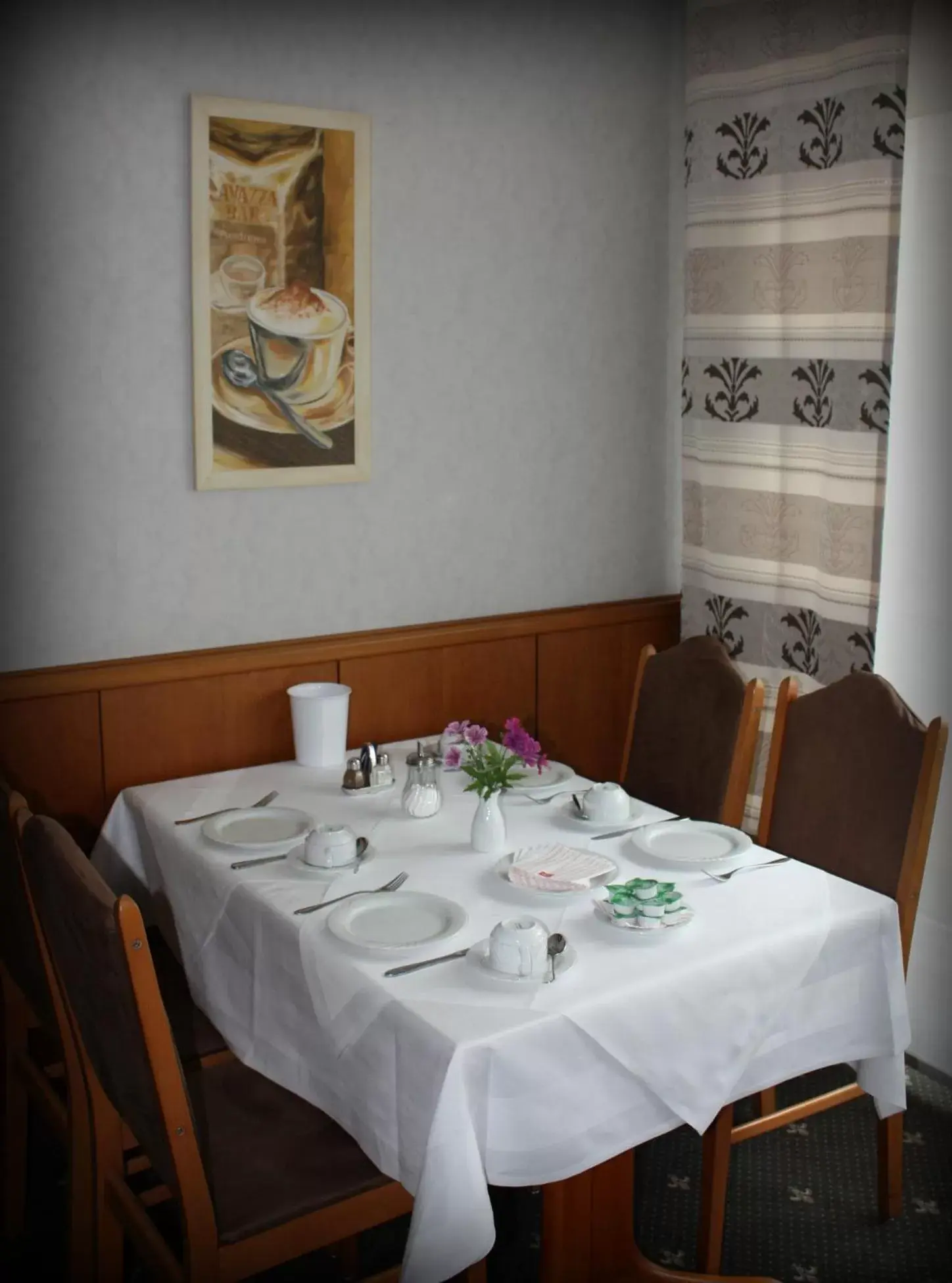 Restaurant/Places to Eat in Hotel Alina