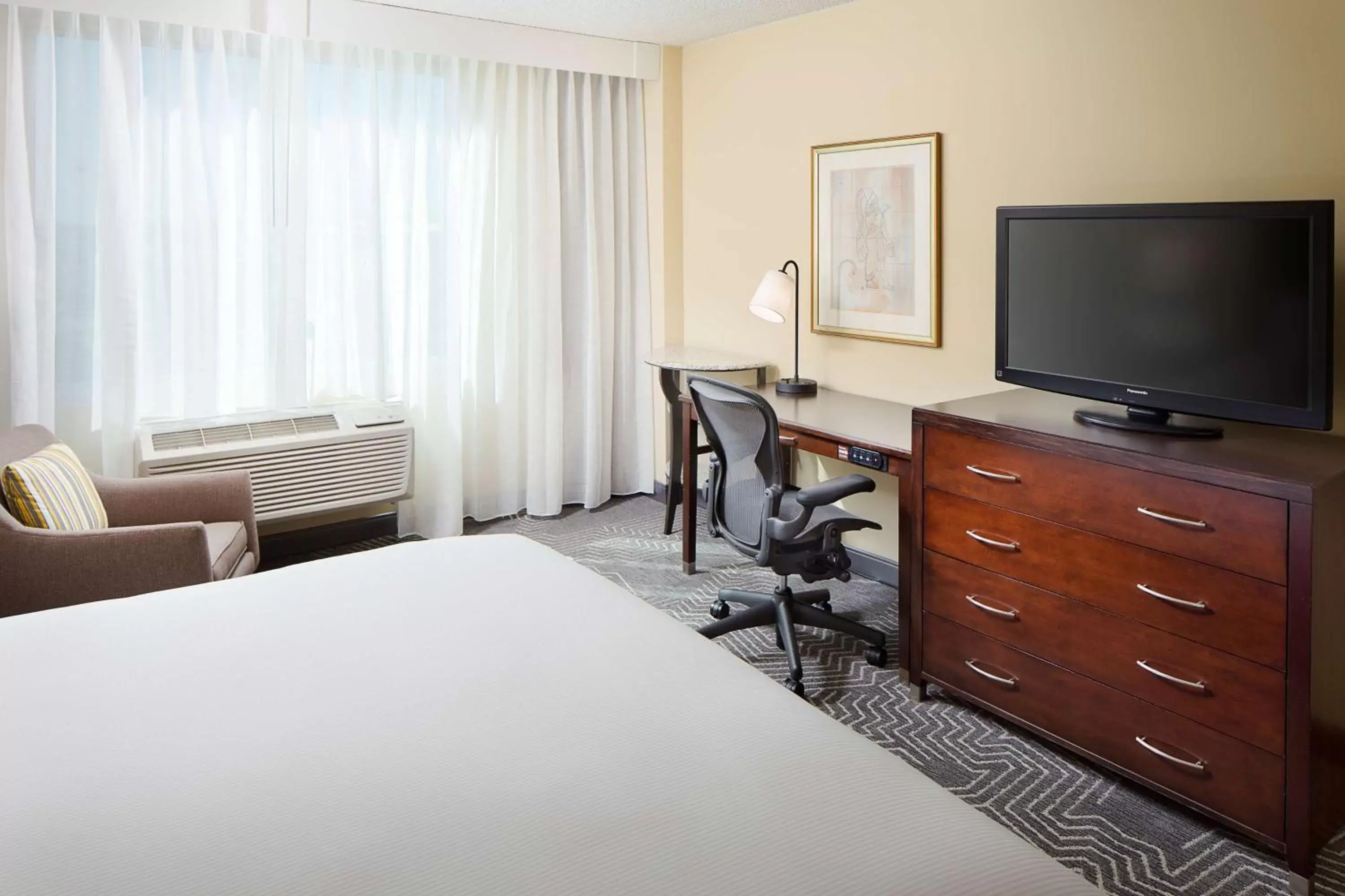 Bedroom, TV/Entertainment Center in DoubleTree by Hilton Los Angeles/Commerce