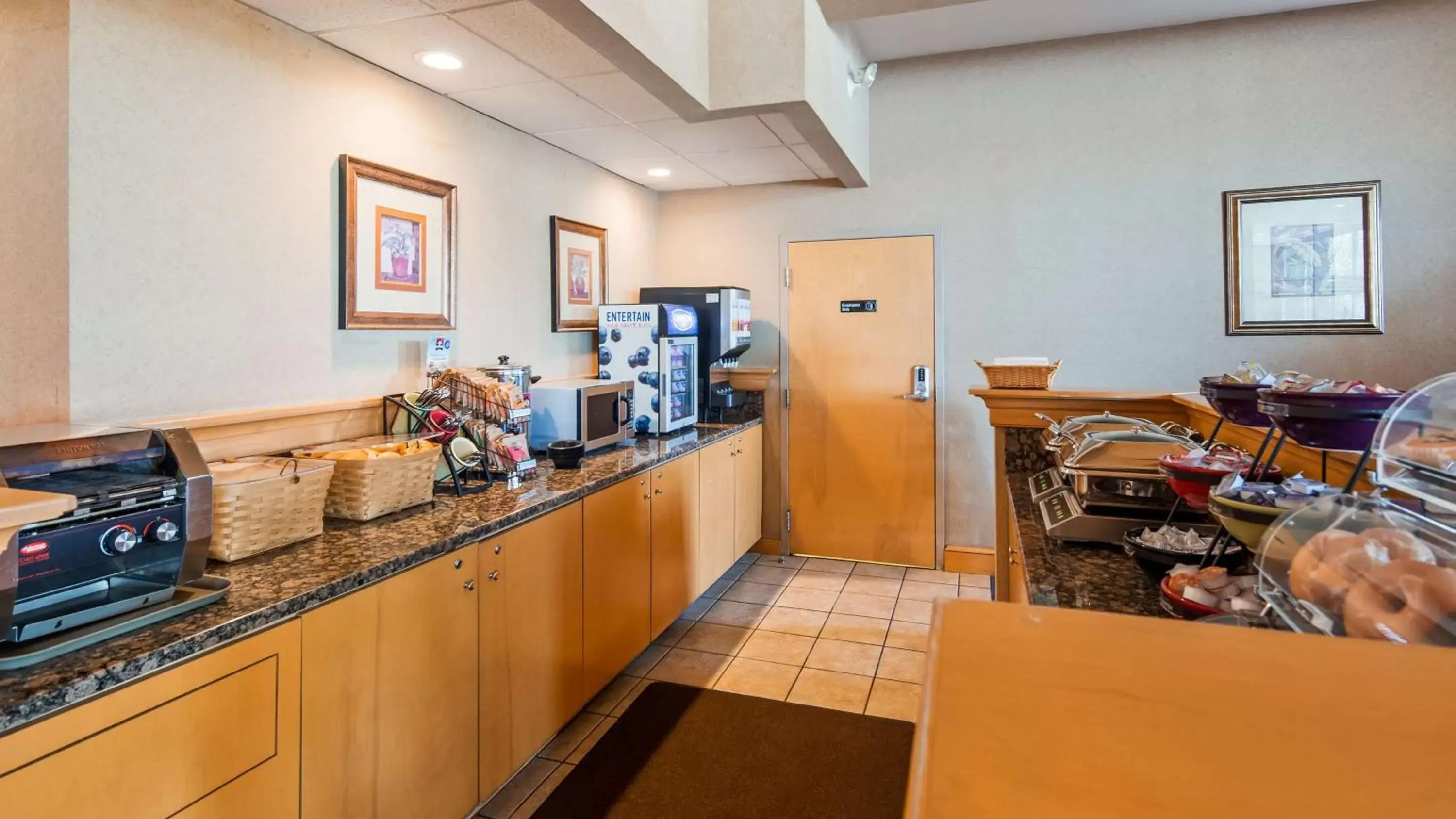 Restaurant/Places to Eat in Best Western PLUS Revere Inn & Suites