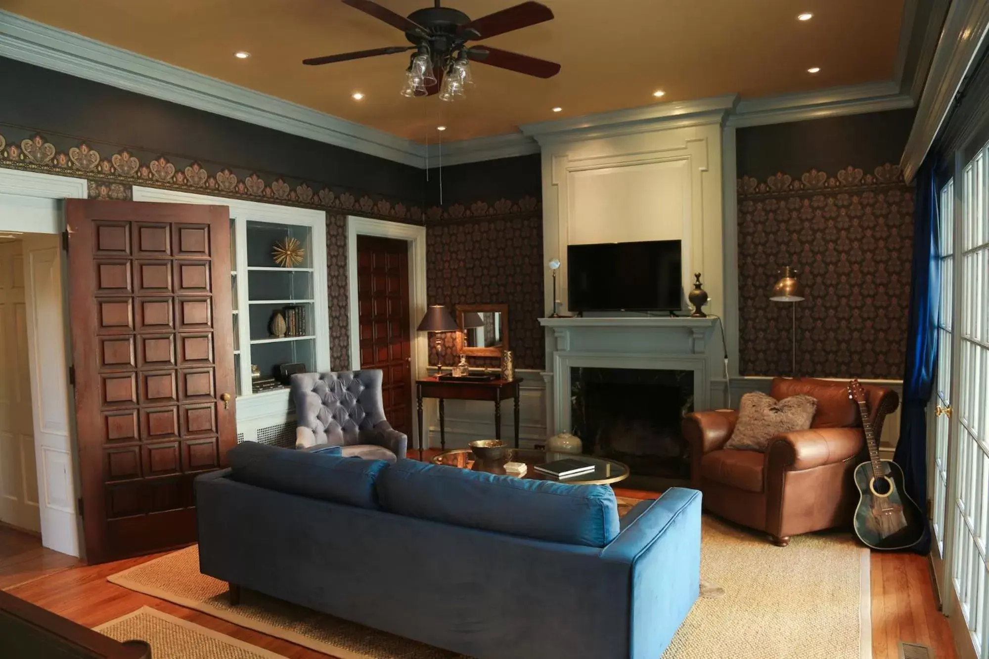 Communal lounge/ TV room, Seating Area in The Pinner House