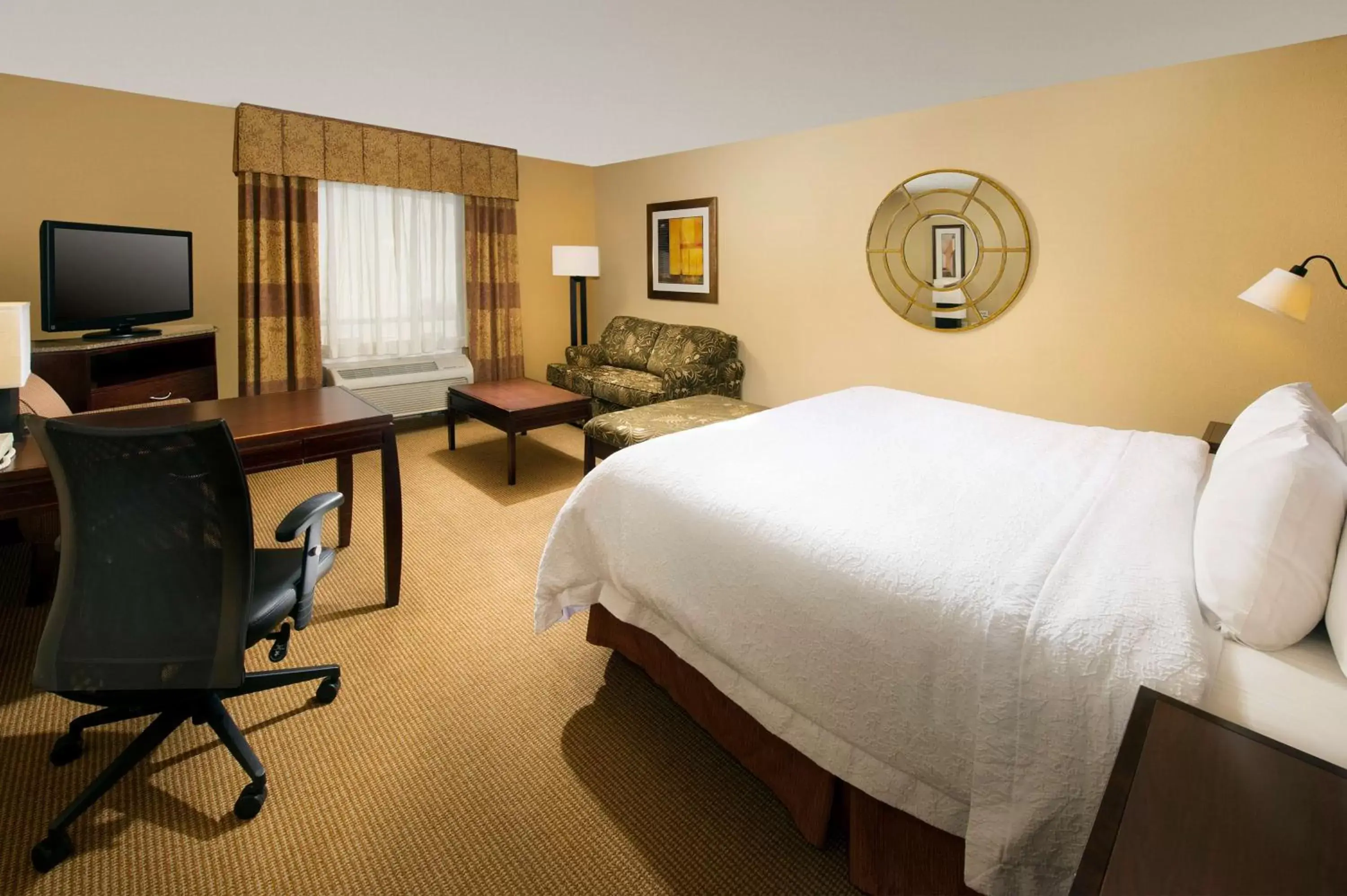 Bed in Hampton Inn and Suites San Antonio Airport