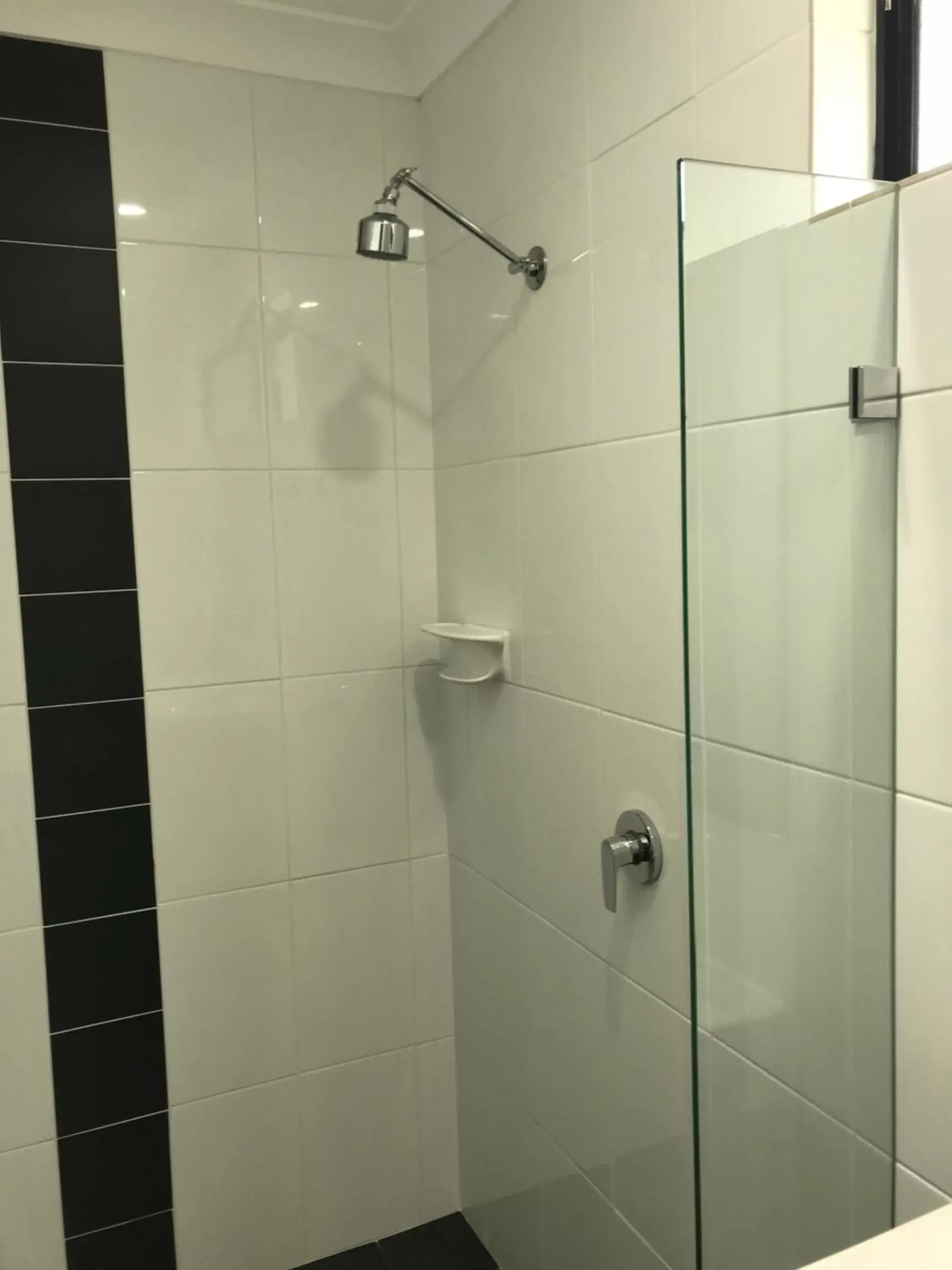 Shower, Bathroom in Kootingal Landview Motel
