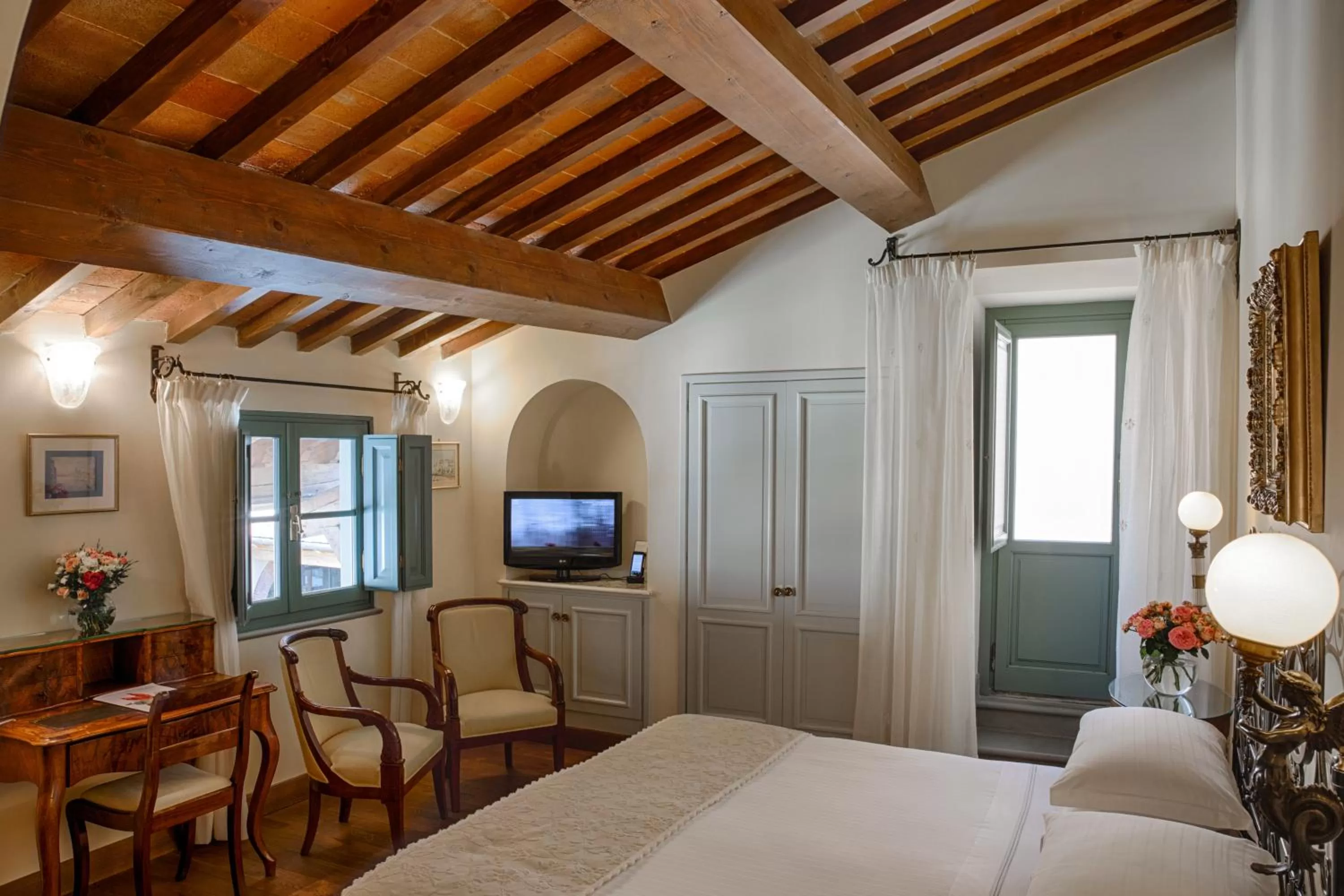 Photo of the whole room, Bed in Hotel Mulino di Firenze - WorldHotels Crafted