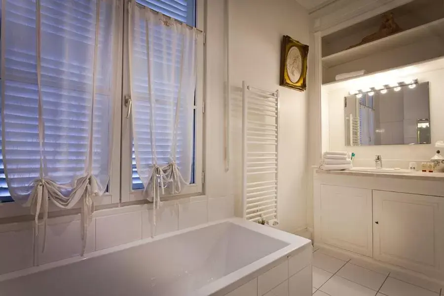 Bathroom in Le Clos d'Amboise