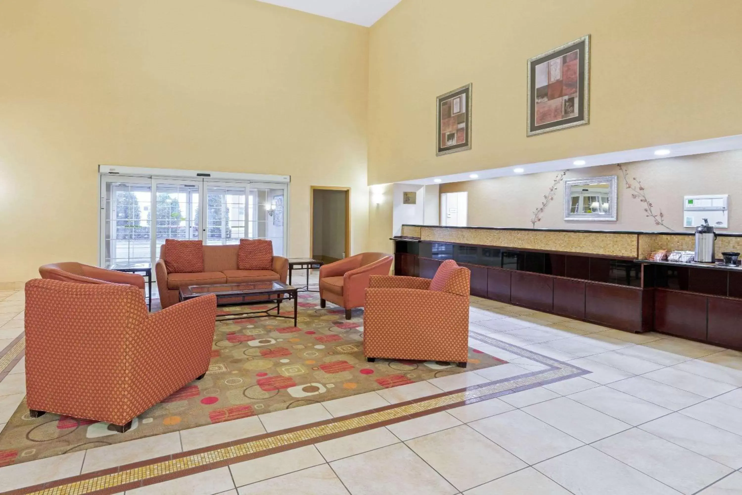 Lobby or reception, Seating Area in La Quinta by Wyndham Stillwater -University Area