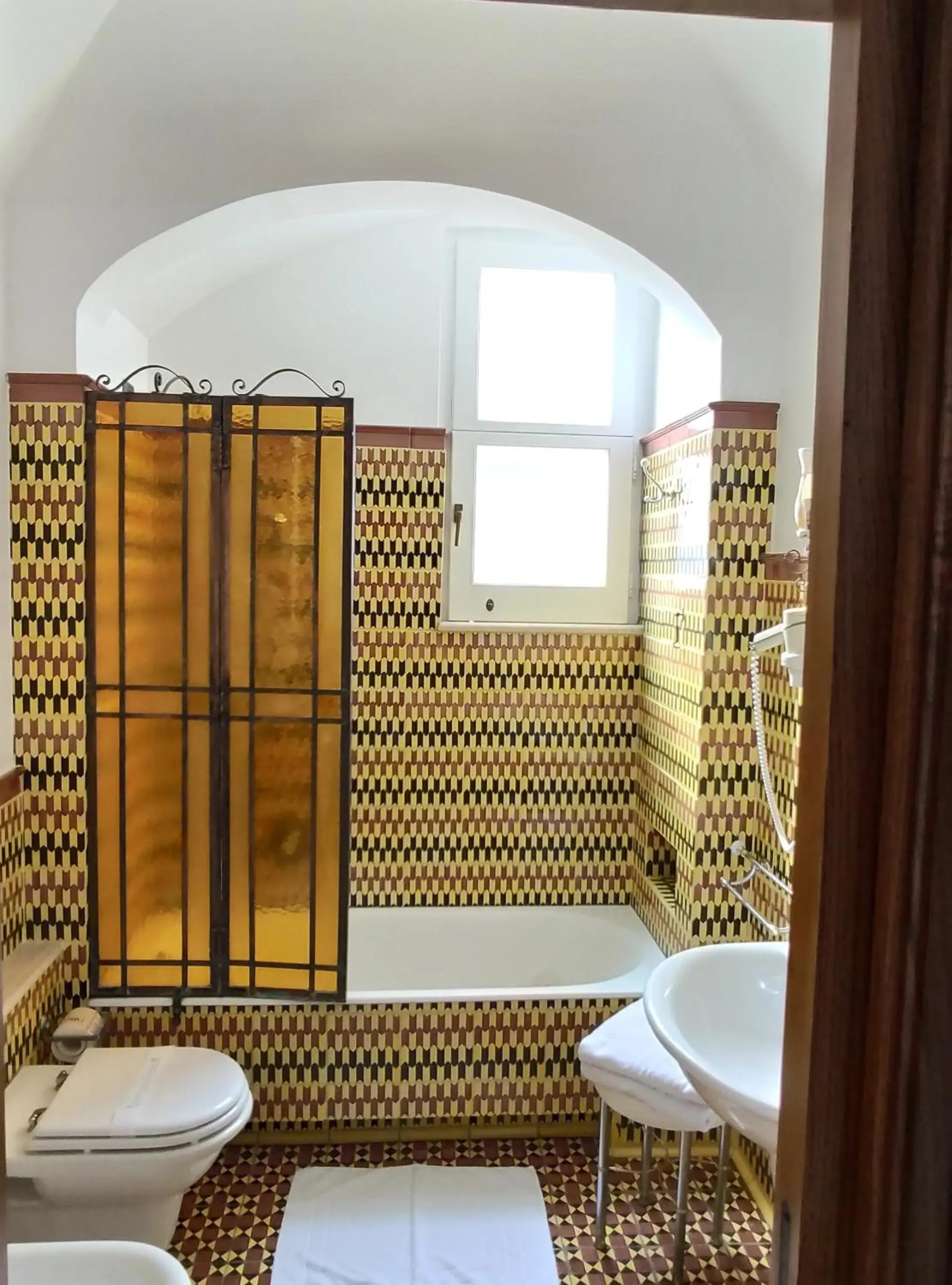 Decorative detail, Bathroom in Taverna Del Capitano