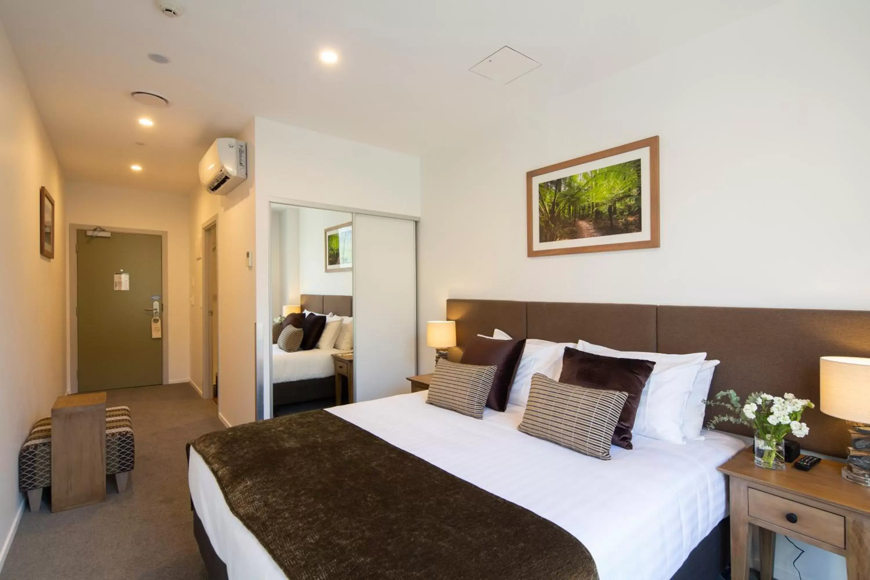 Photo of the whole room, Bed in Wyndham Garden Queenstown