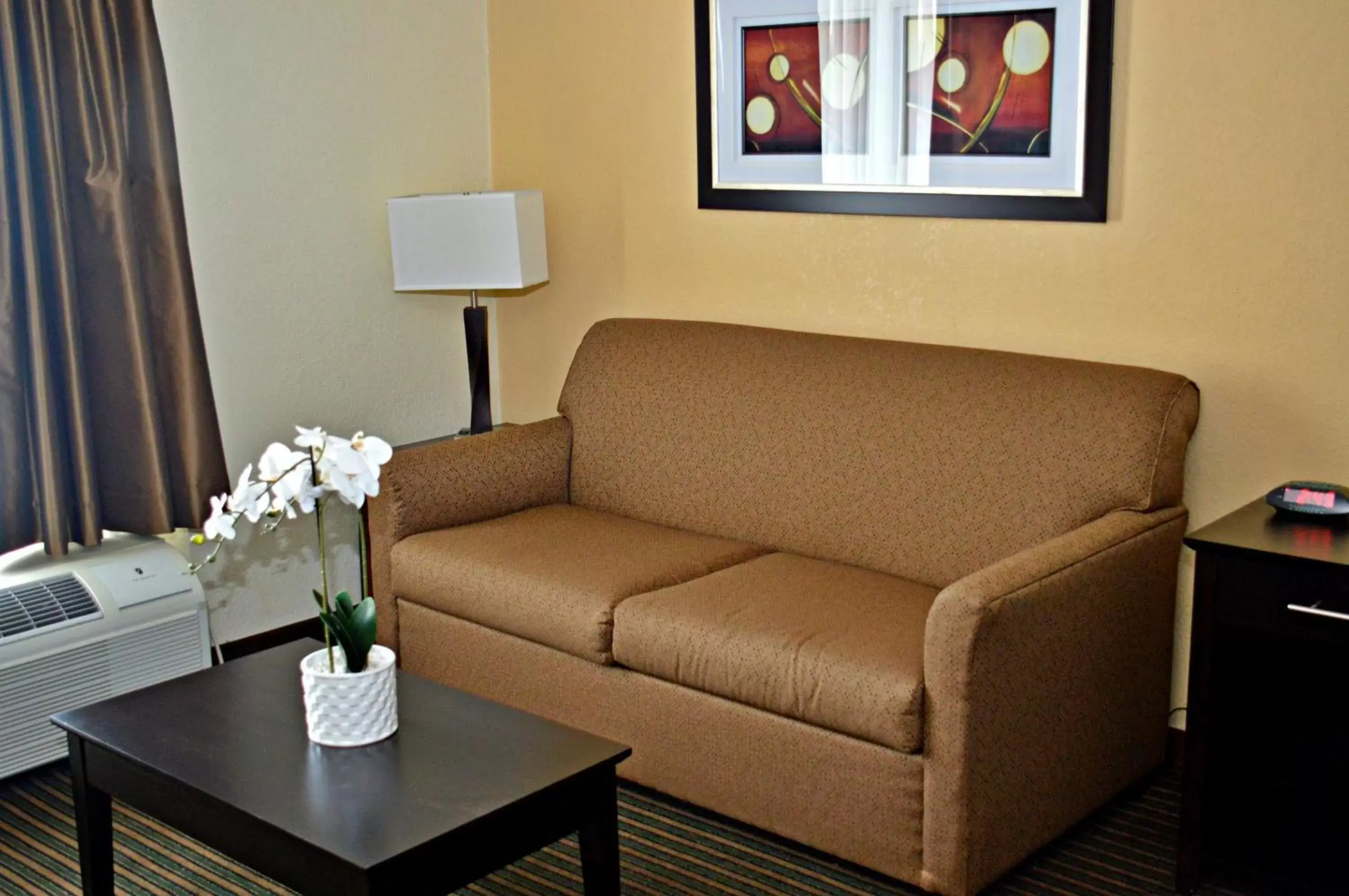 Photo of the whole room, Seating Area in Best Western Inn of Del Rio