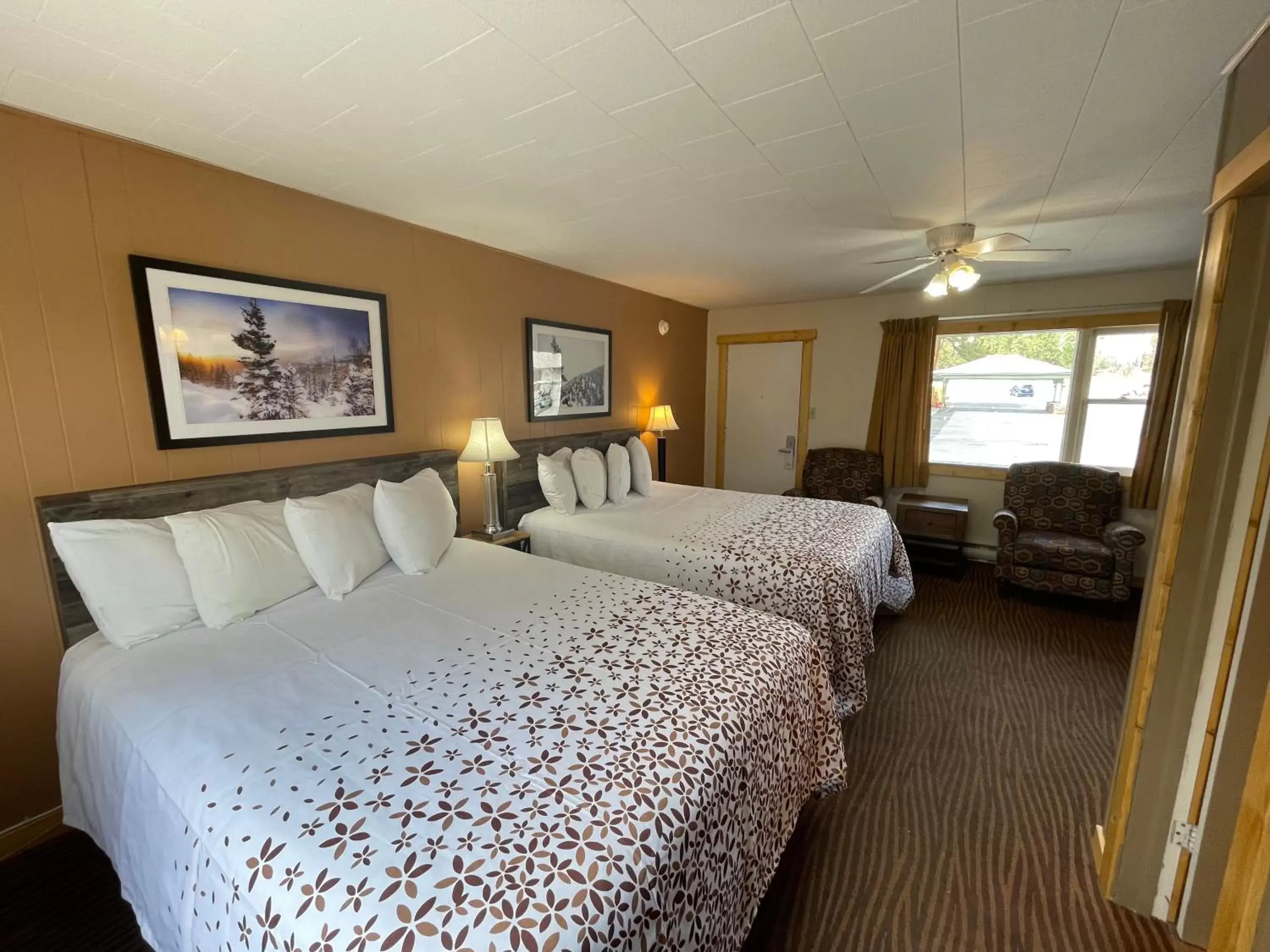 Classic Queen Room with Two Queen Beds - Pet Friendly in Estes Mountain Inn Classic Queen Room with Two Queen Beds - Pet Friendly in Estes Mountain Inn