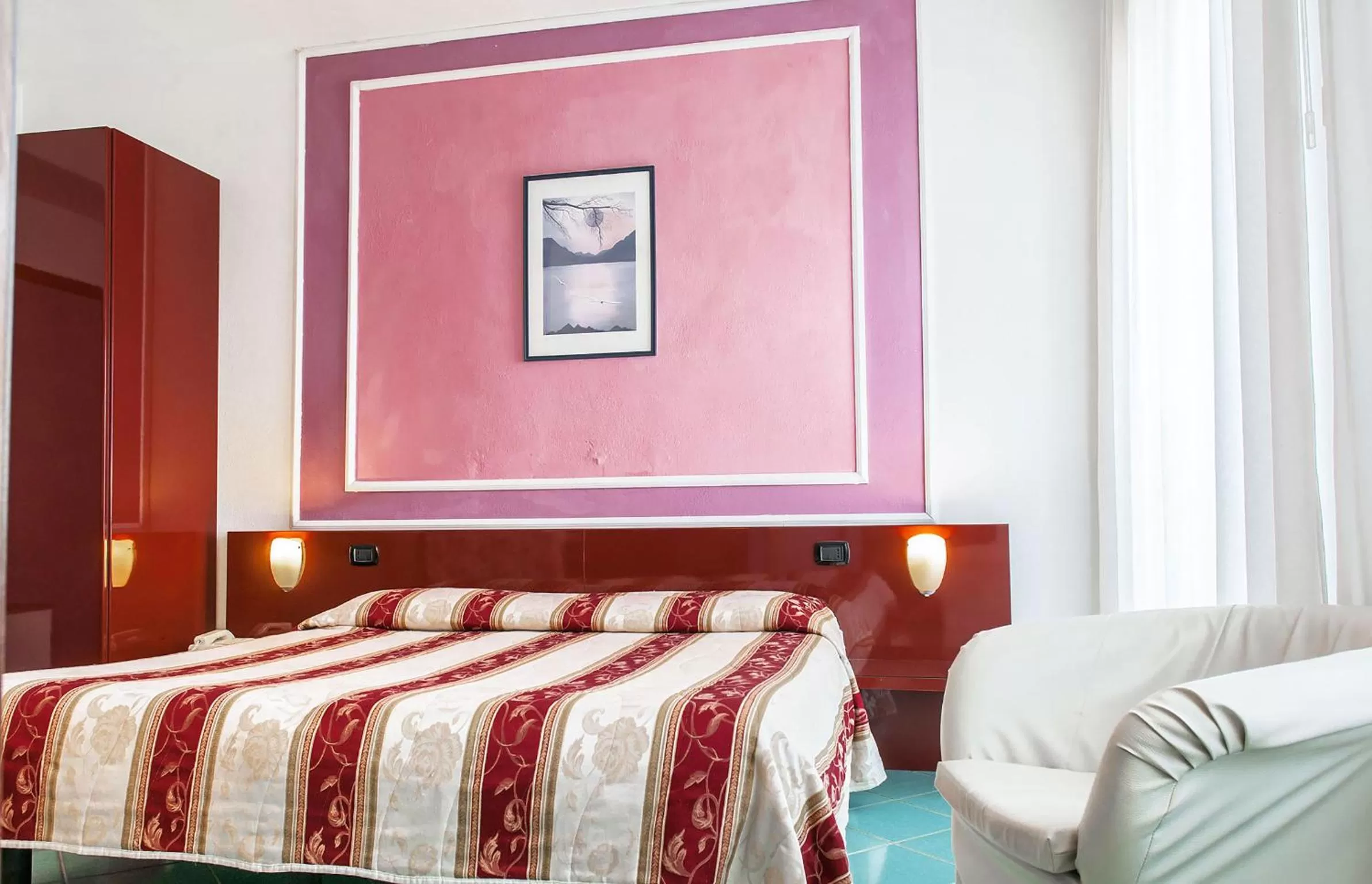 Shower, Bed in Hotel Annabelle