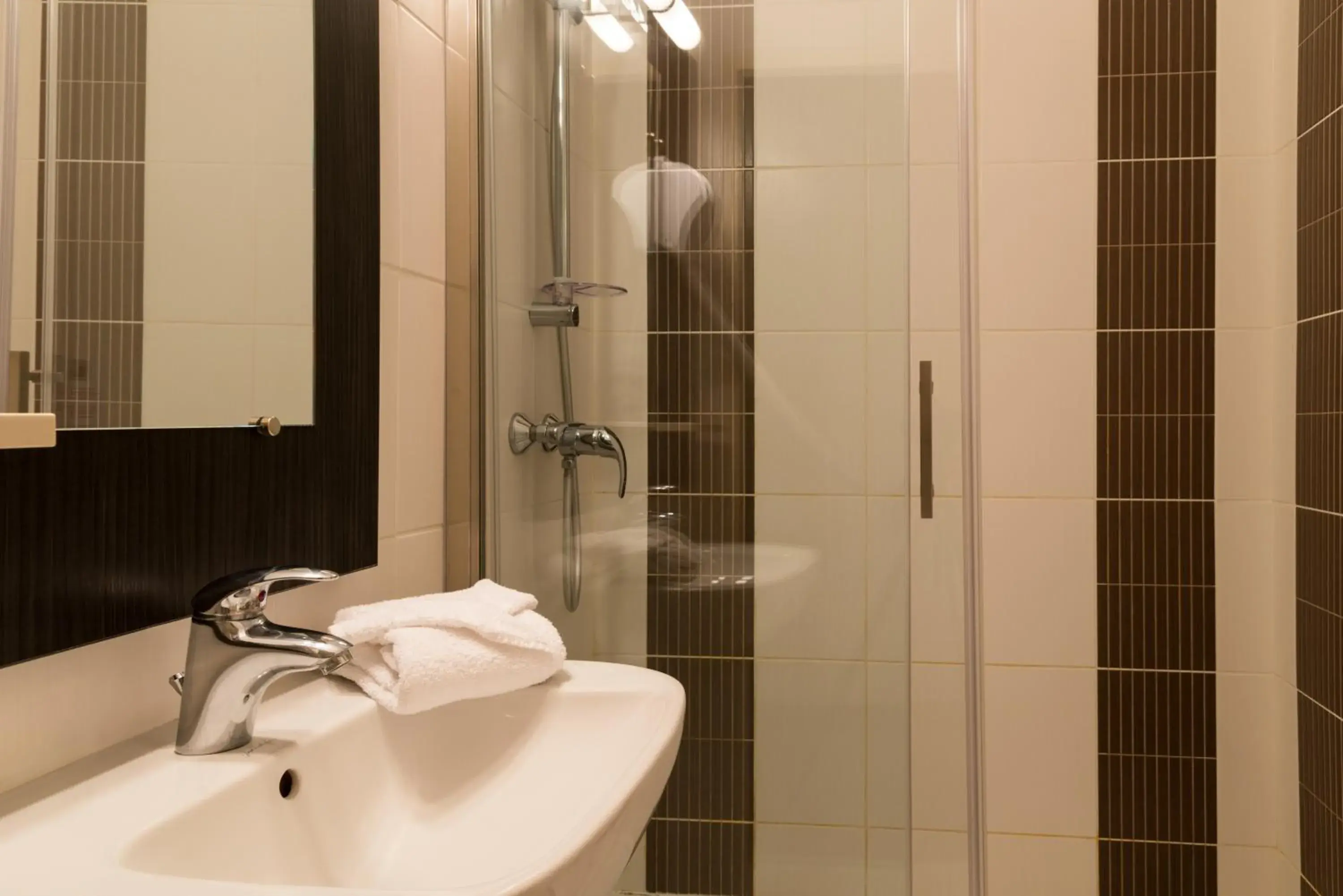 Shower, Bathroom in Hôtel Le Seize, Nice Centre
