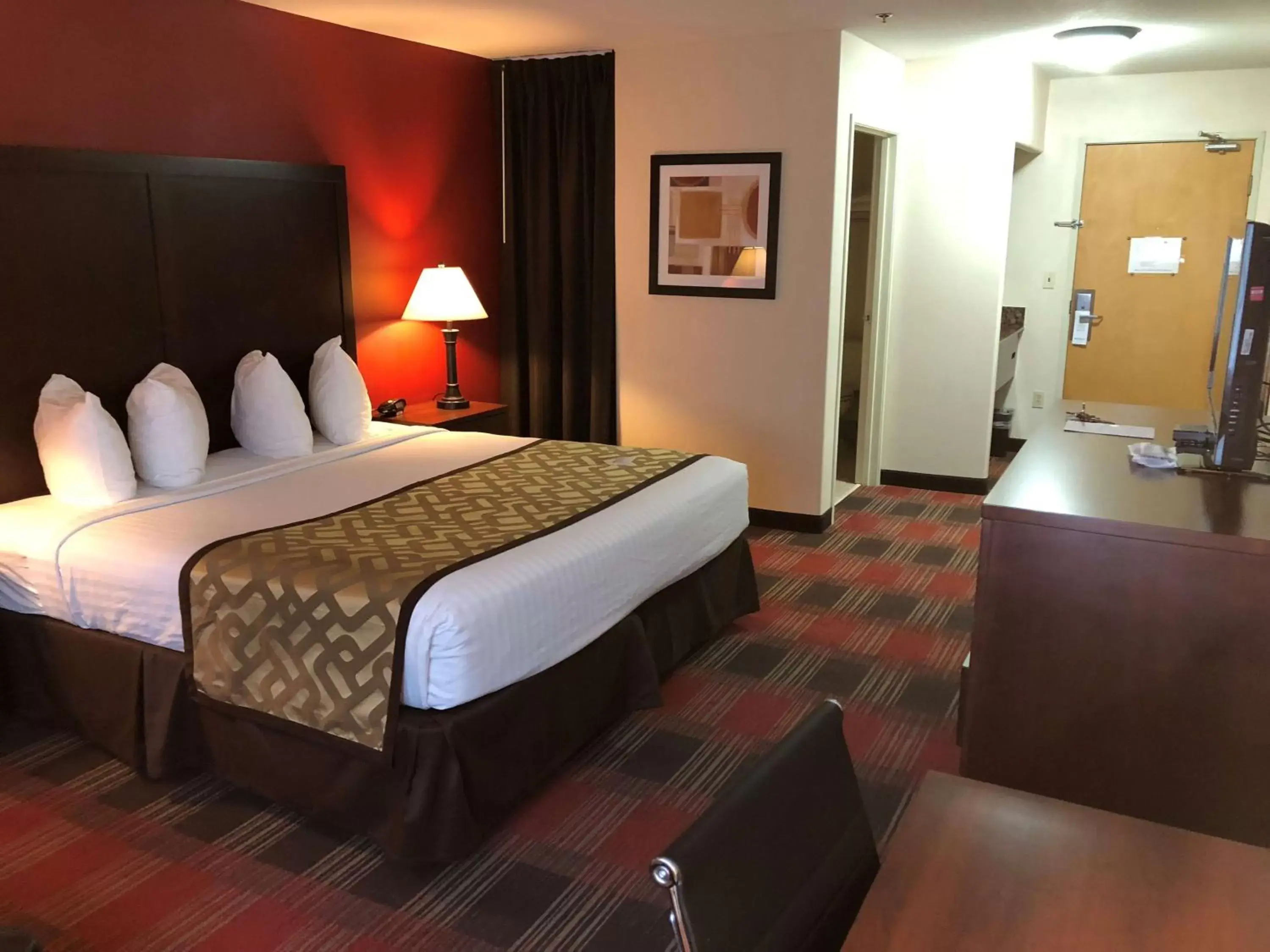 Photo of the whole room, Bed in Best Western Dallas Inn & Suites