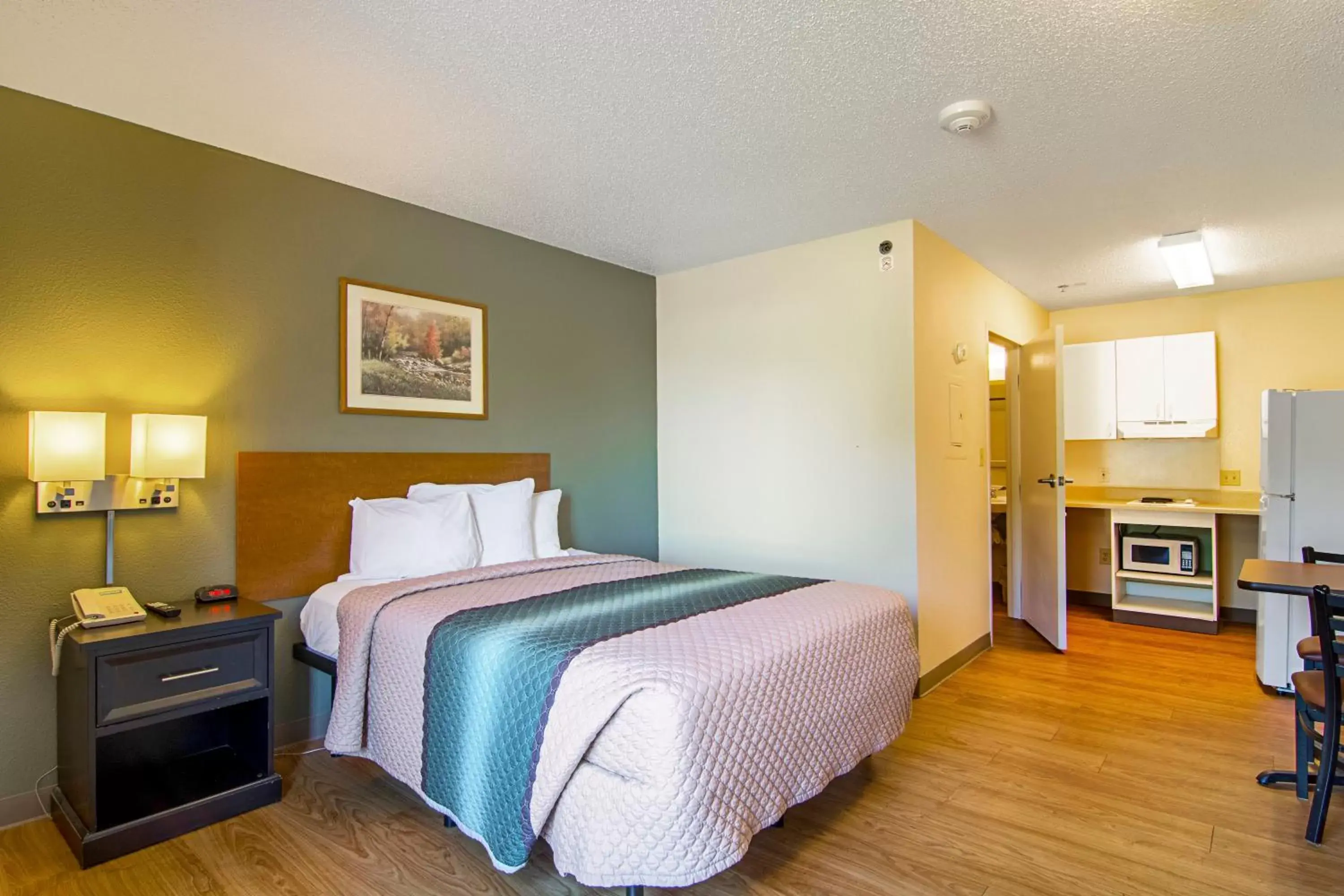 Photo of the whole room in HomeTowne Studios by Red Roof Chicago - Waukegan Photo of the whole room in HomeTowne Studios by Red Roof Chicago - Waukegan