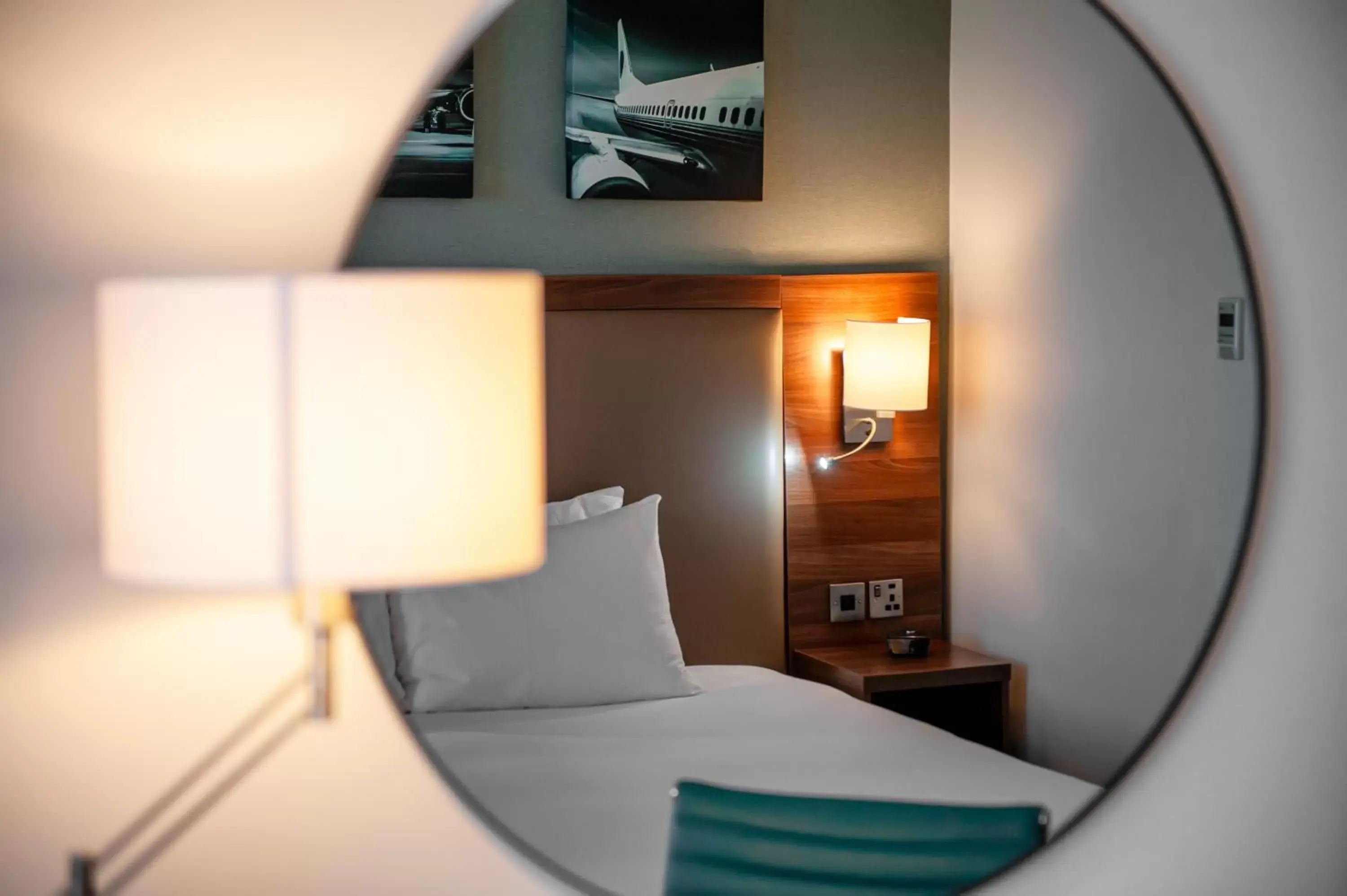 Property building, Bed in Hilton Garden Inn London Heathrow Airport Property building, Bed in Hilton Garden Inn London Heathrow Airport