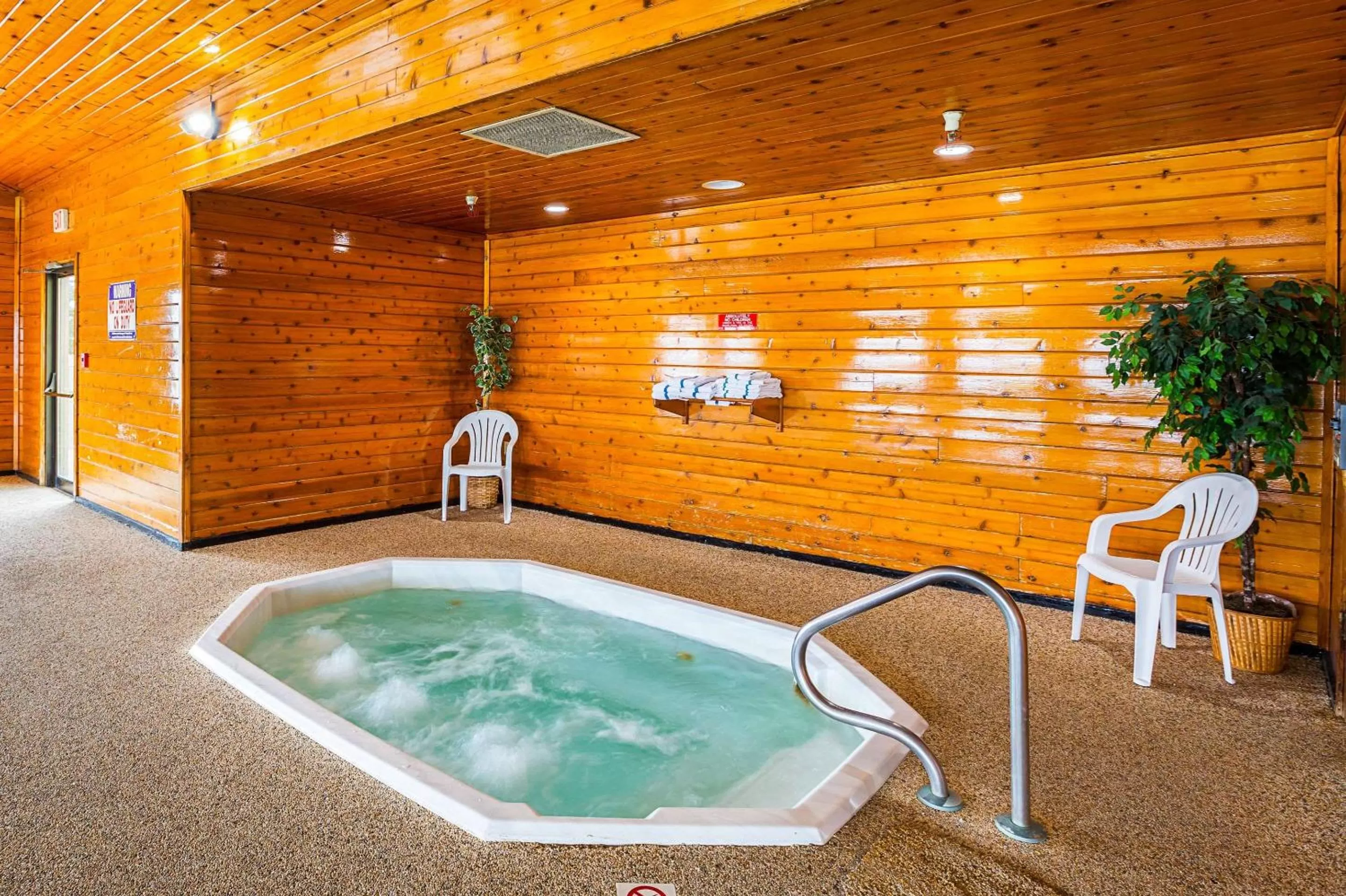 Swimming pool in Quality Inn Mitchell I-90