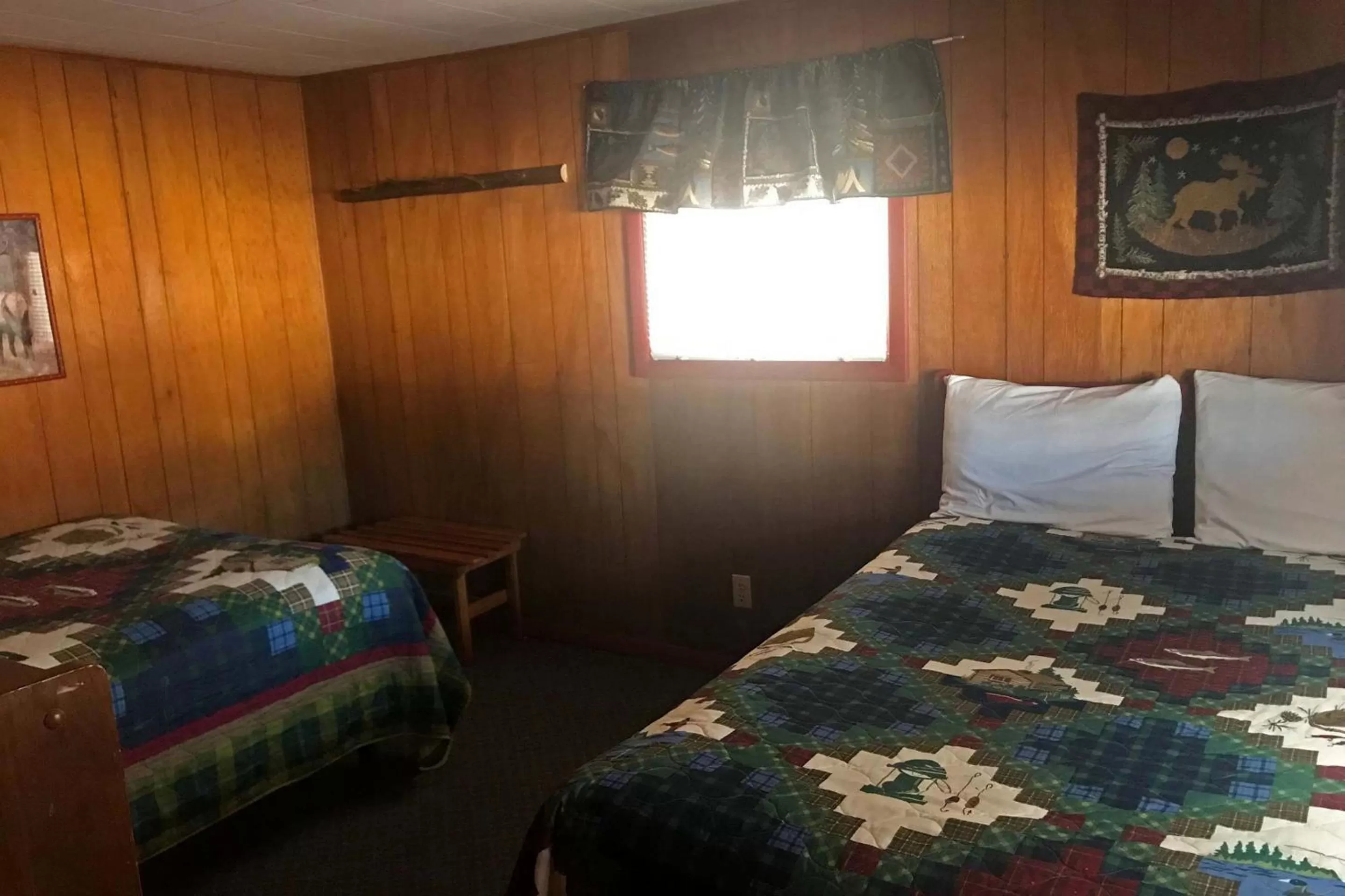 Photo of the whole room, Bed in Elkhorn Lodge