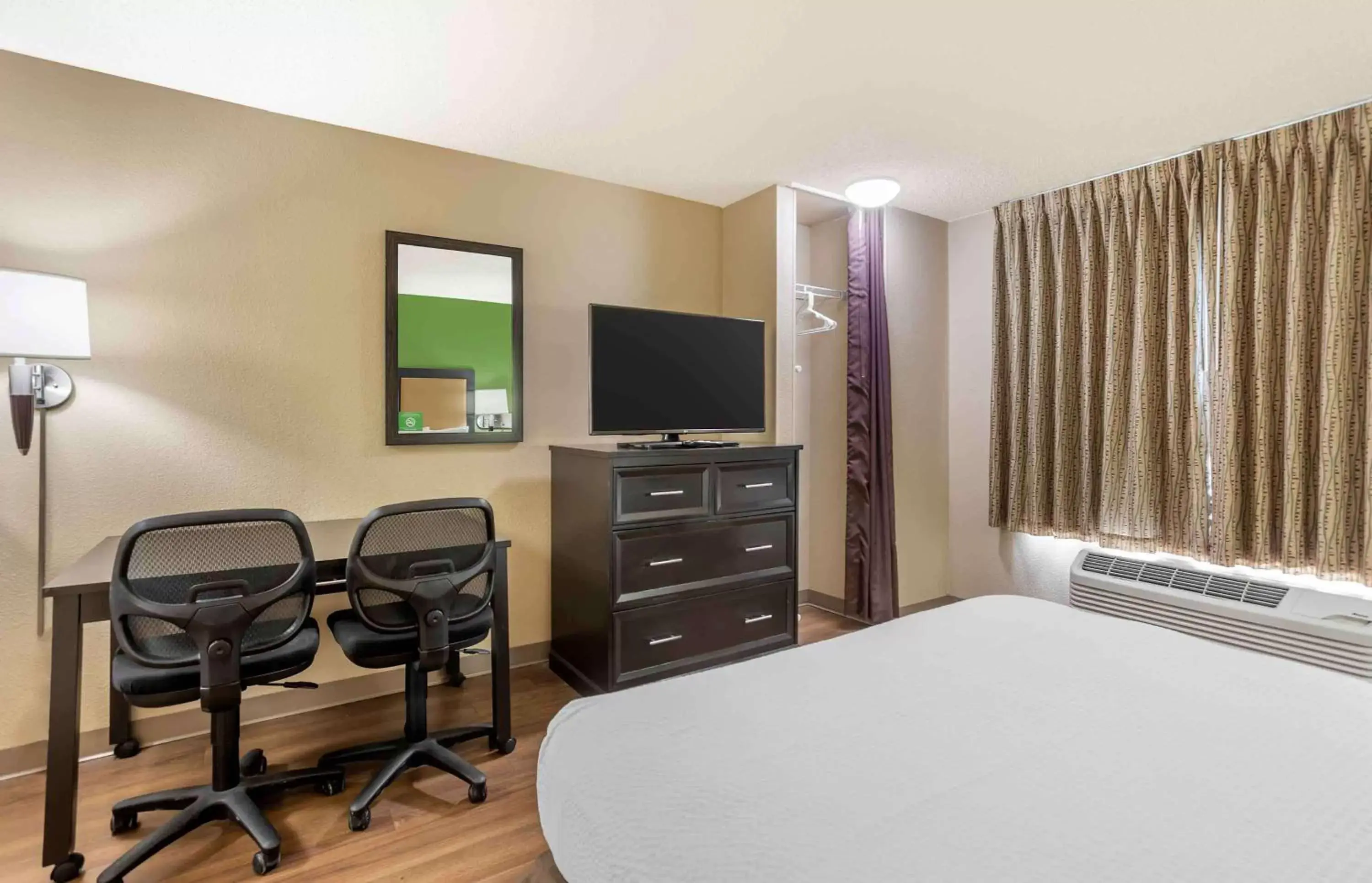 Bedroom, TV/Entertainment Center in Extended Stay America Suites - Columbia - Stadium Blvd