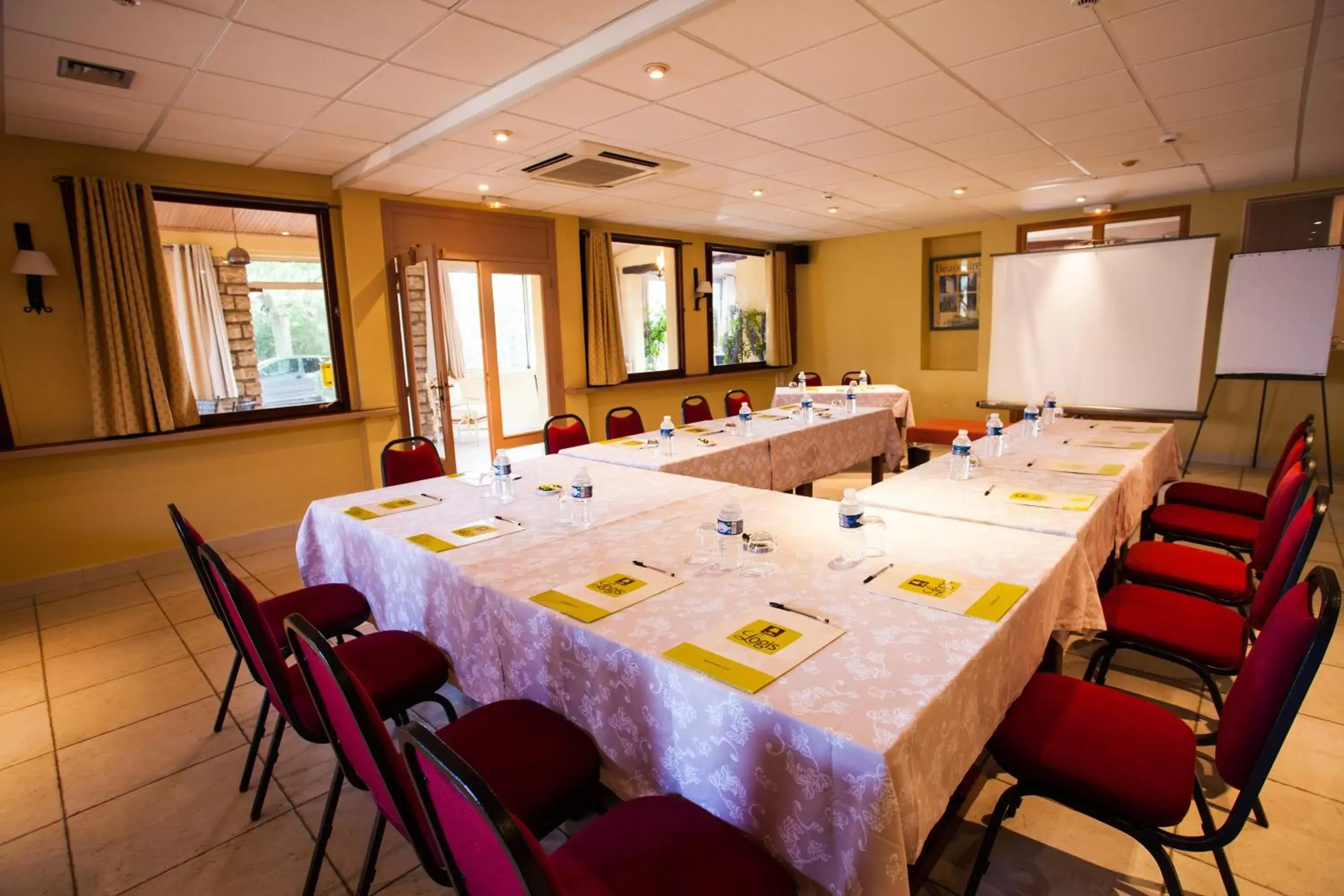 Meeting/conference room in Logis VIGNES BLANCHES*** Hôtel Cosy et restaurant de terroir