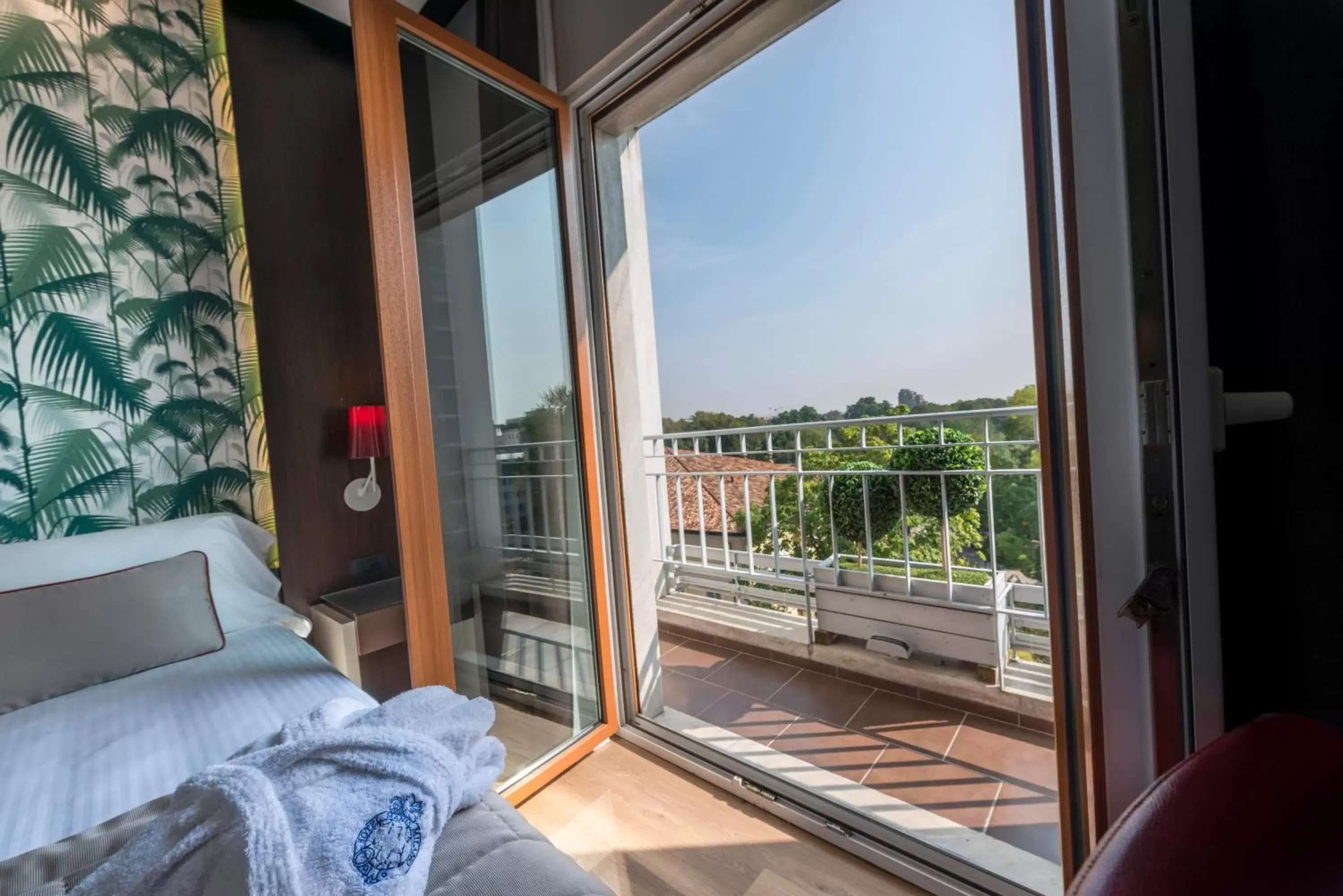 Bed, Balcony/Terrace in Hotel Manin