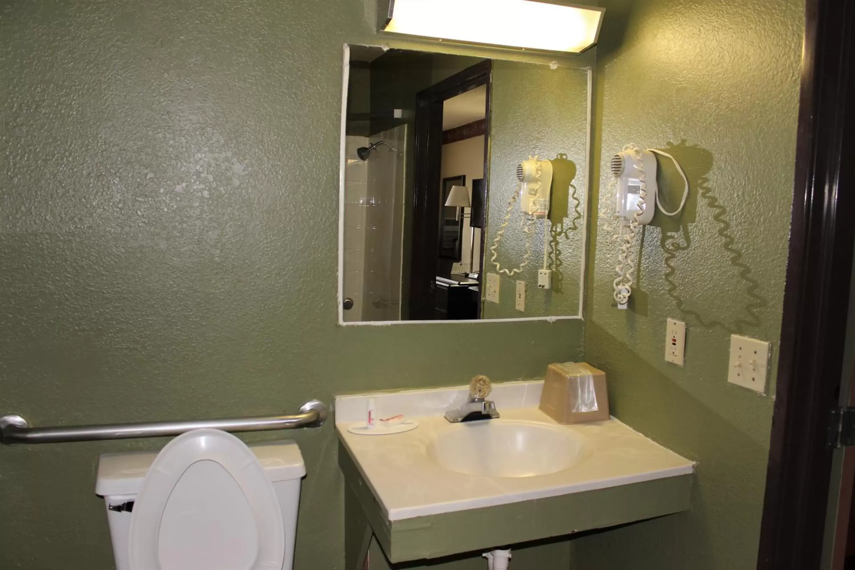 Bathroom in Knights Inn Albany