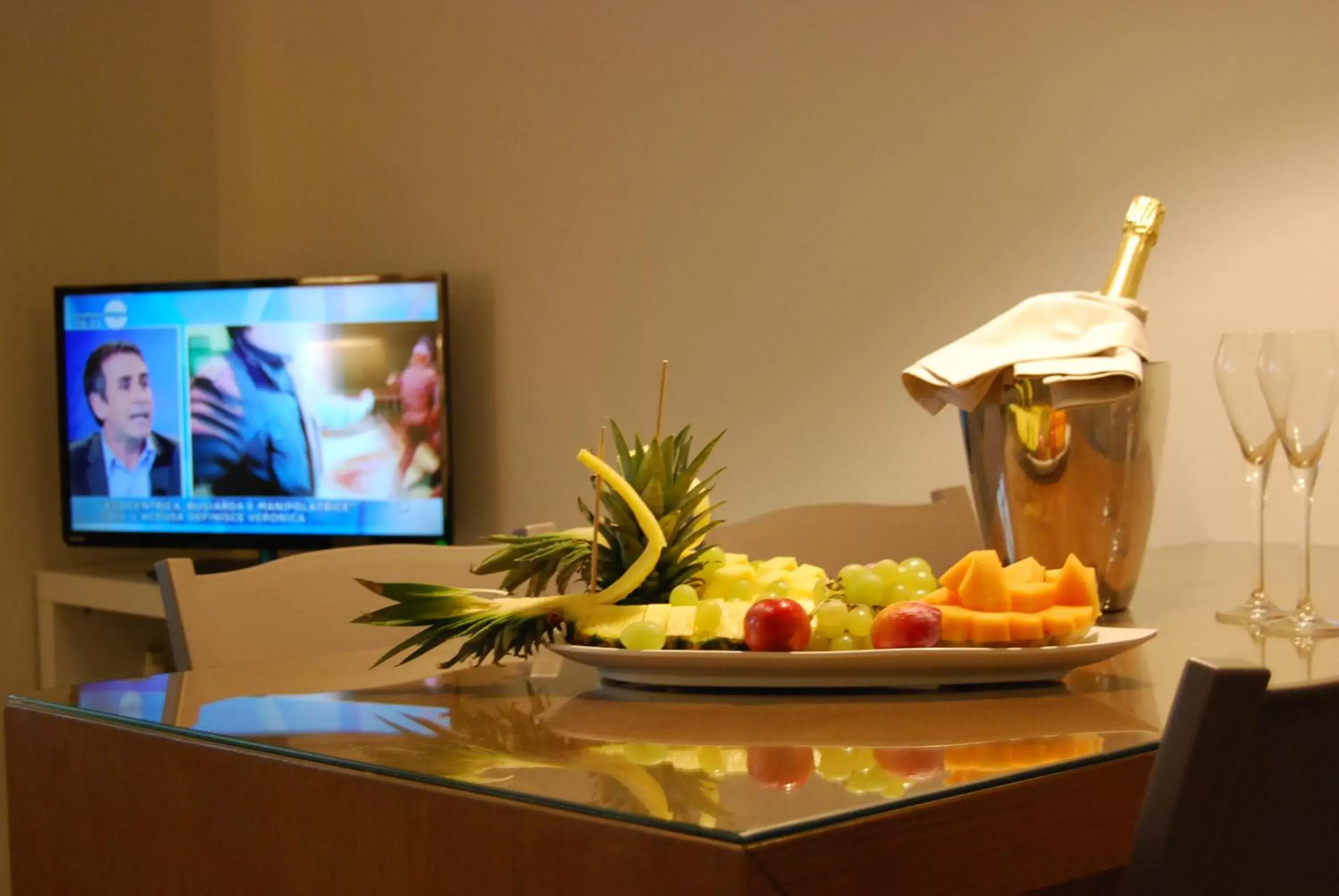 Dining area, TV/Entertainment Center in Ceccarini Suite