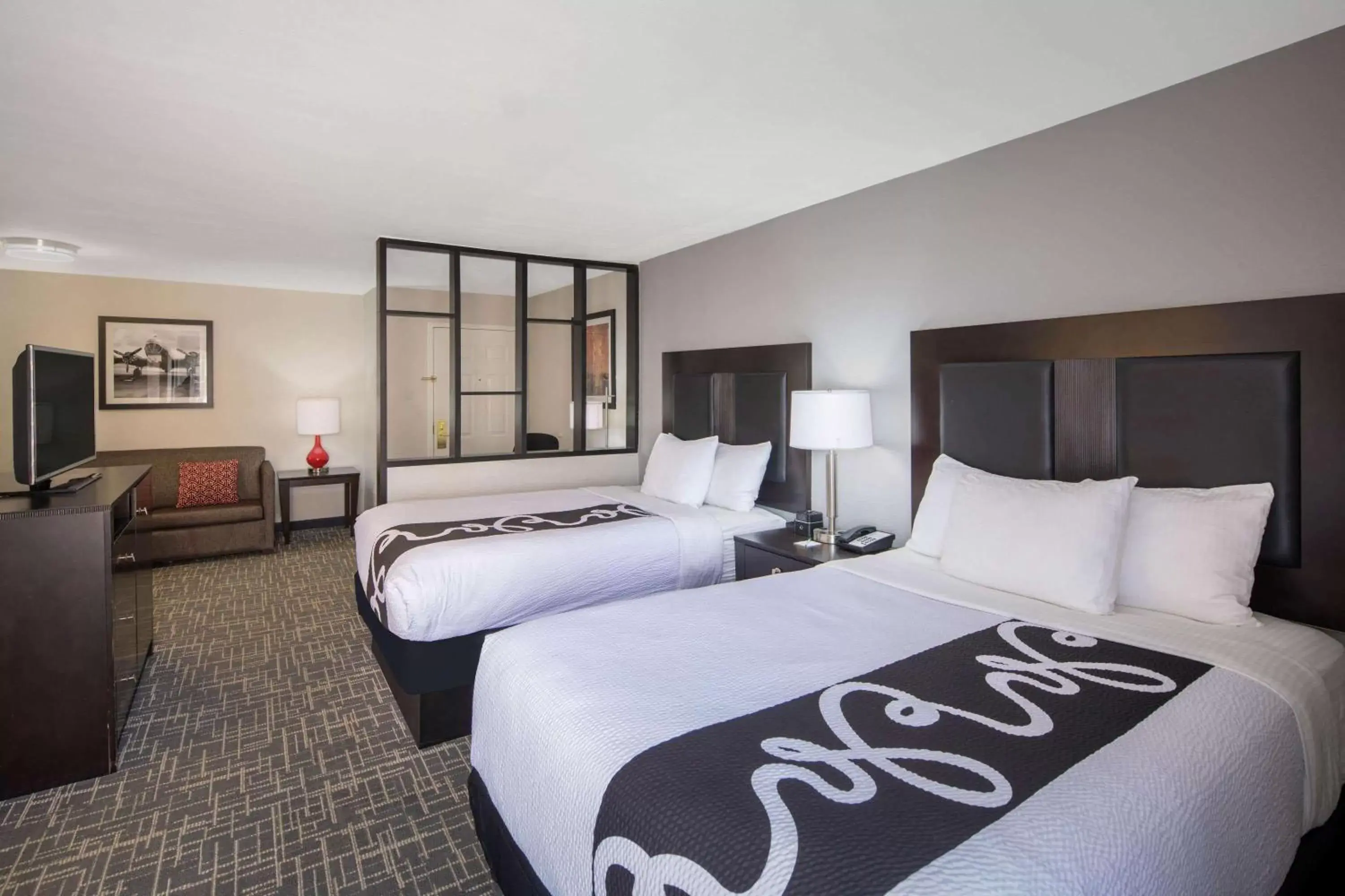 Photo of the whole room, Bed in La Quinta by Wyndham Atlanta Airport South