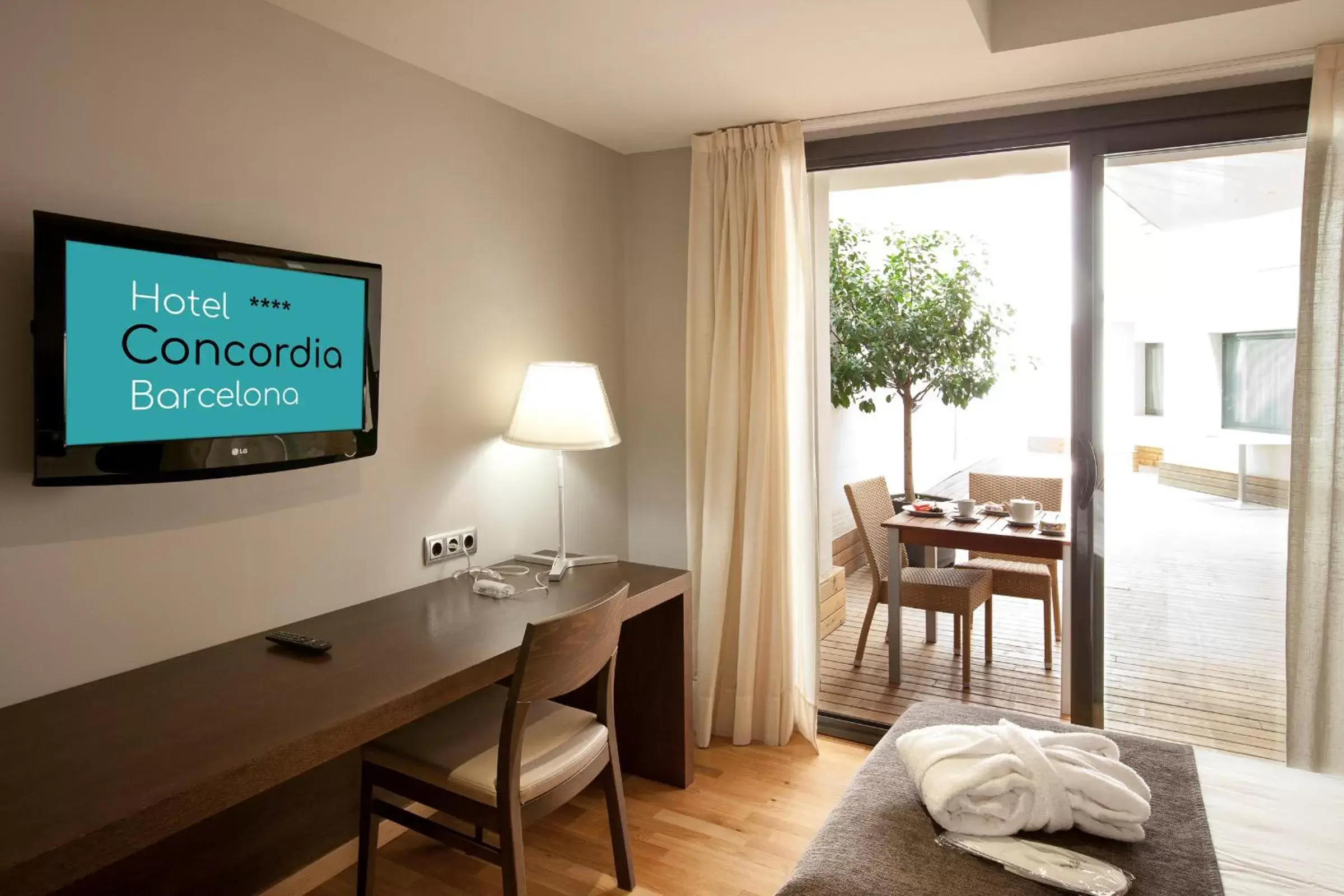Photo of the whole room, TV/Entertainment Center in Hotel Concordia Barcelona