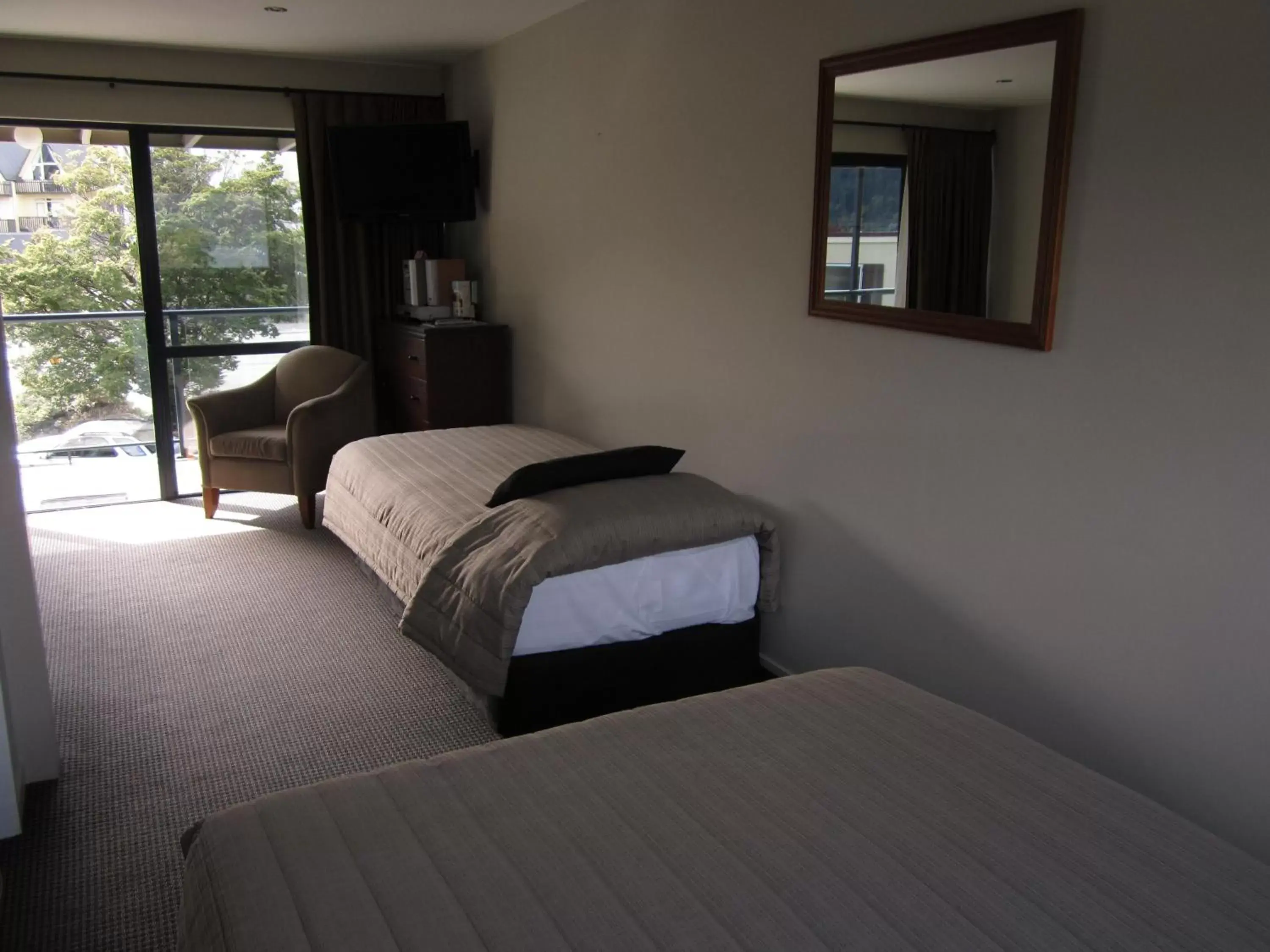Photo of the whole room, Bed in Four Seasons Motel
