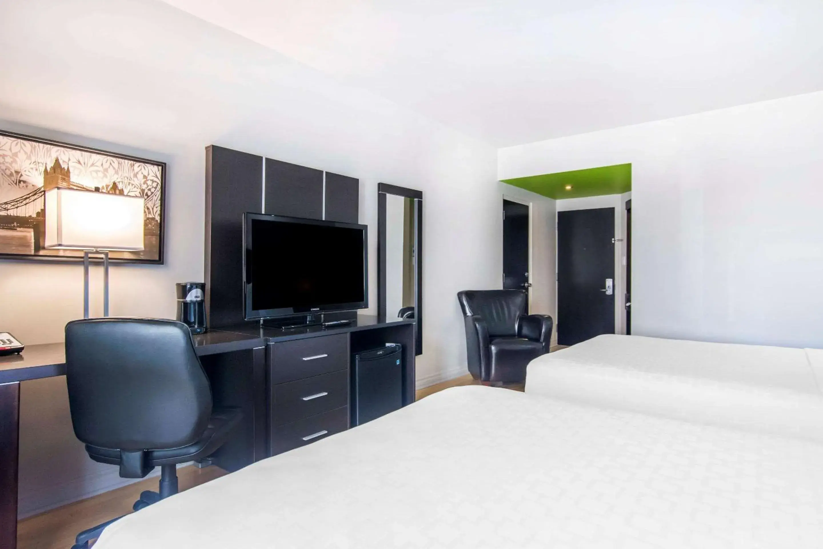 Photo of the whole room, TV/Entertainment Center in Travelodge by Wyndham Trois-Rivieres