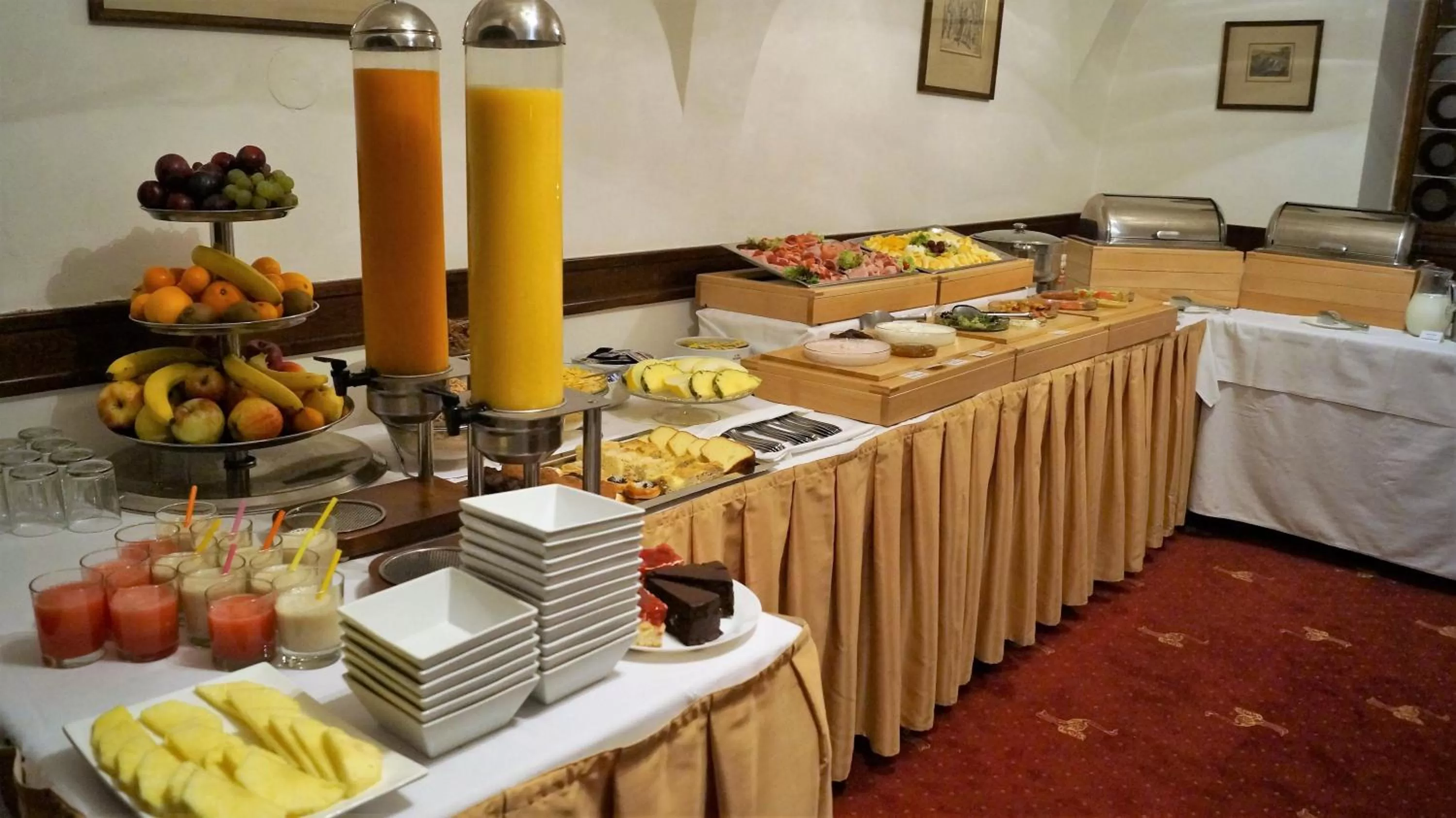 Buffet breakfast in Hotel U 3 Pstrosu