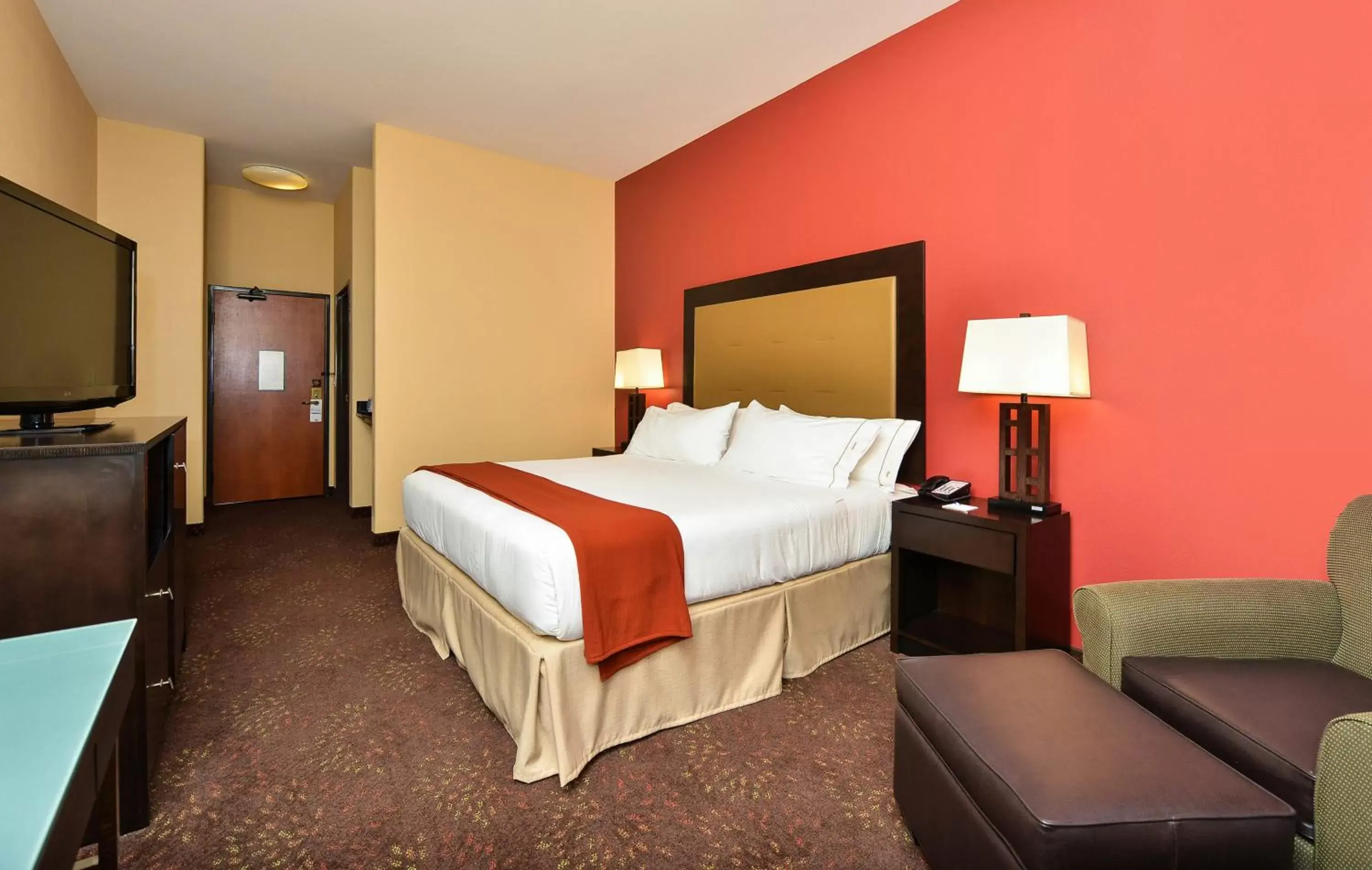 Photo of the whole room, Bed in Holiday Inn Express Vancouver North, an IHG Hotel