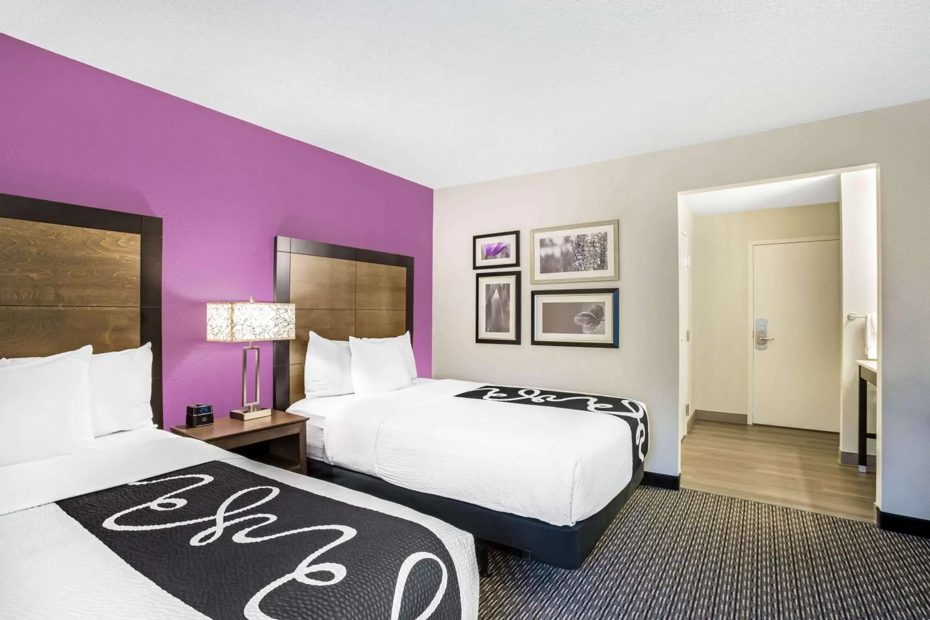 Photo of the whole room, Bed in La Quinta by Wyndham Hartford Bradley Airport