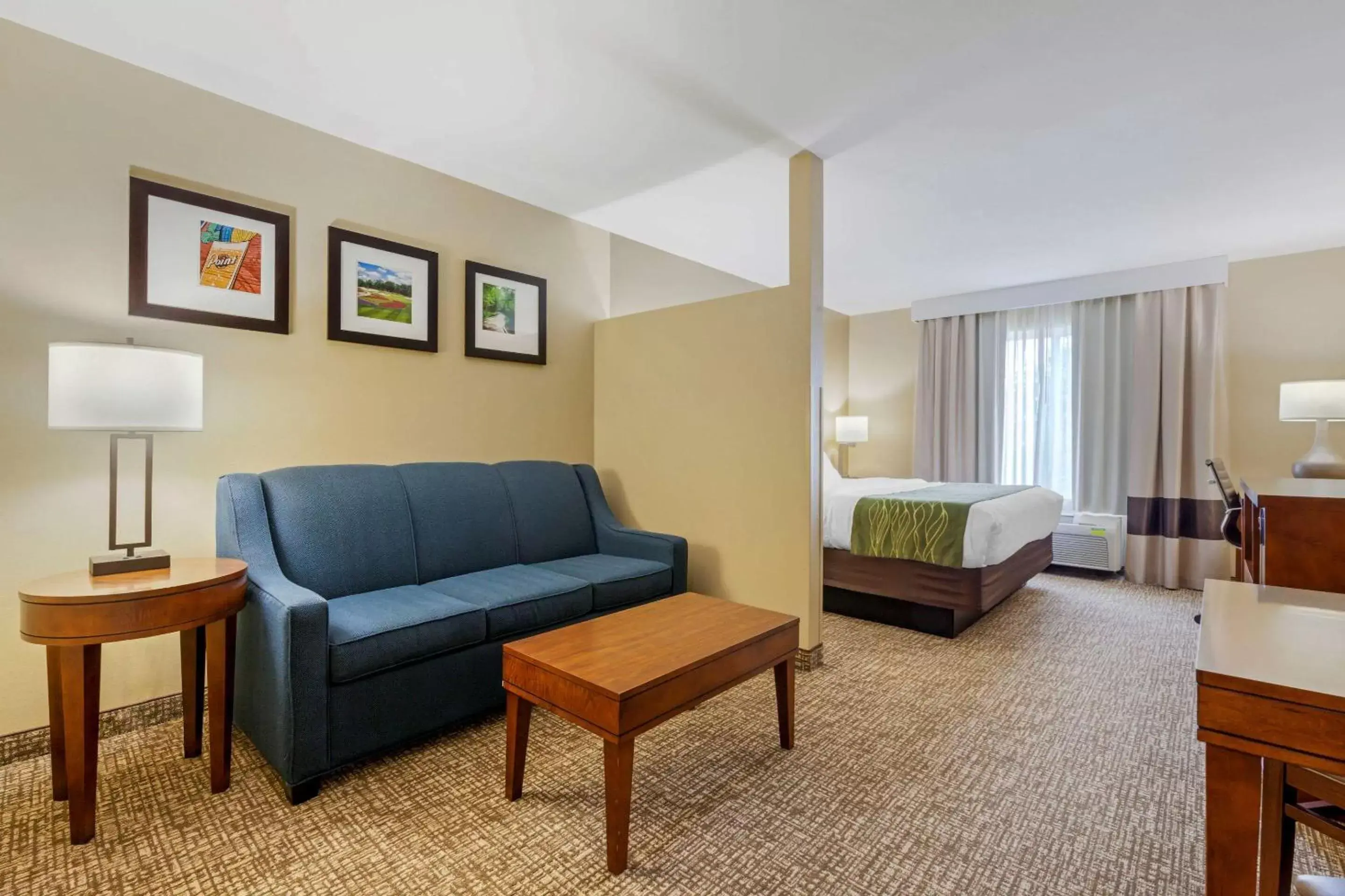 Bedroom, Seating Area in Comfort Inn Plover-Stevens Point