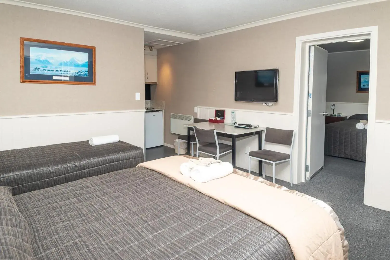 Bedroom, TV/Entertainment Center in Te Anau Top 10 Holiday Park and Motels