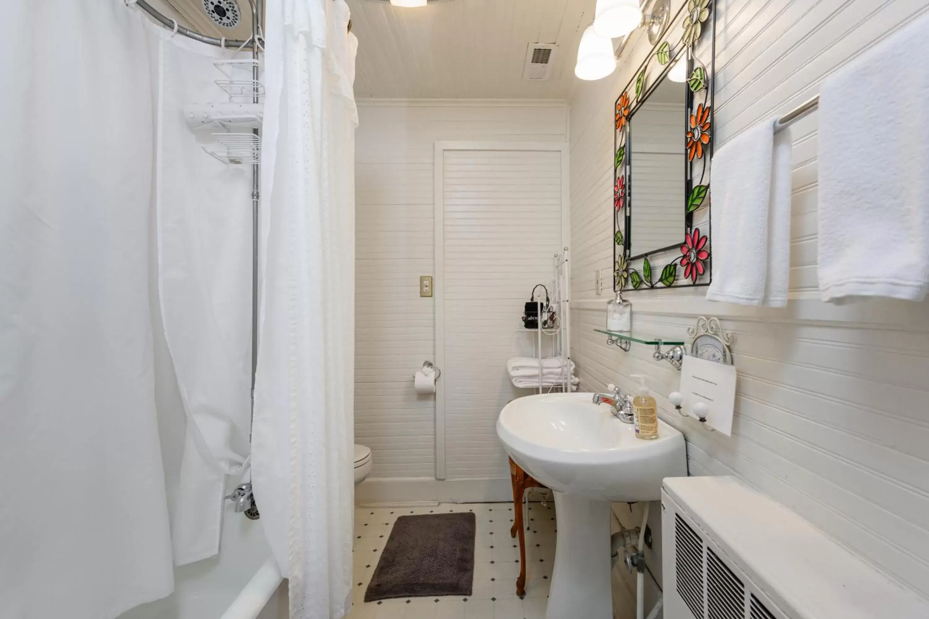 Bathroom in Oakland Cottage Bed and Breakfast