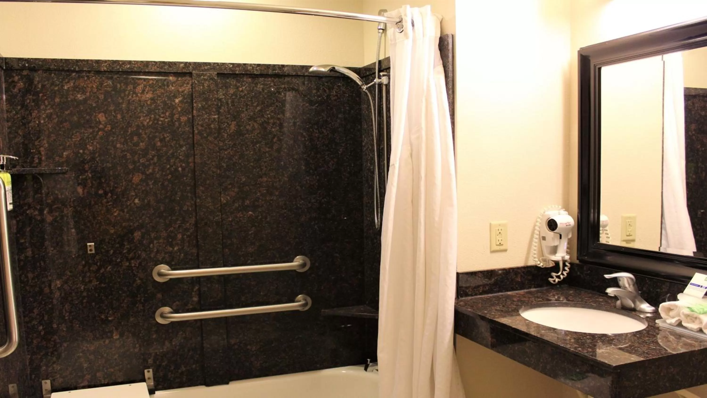 Photo of the whole room in Holiday Inn Express Hotels & Suites Rockingham West by IHG