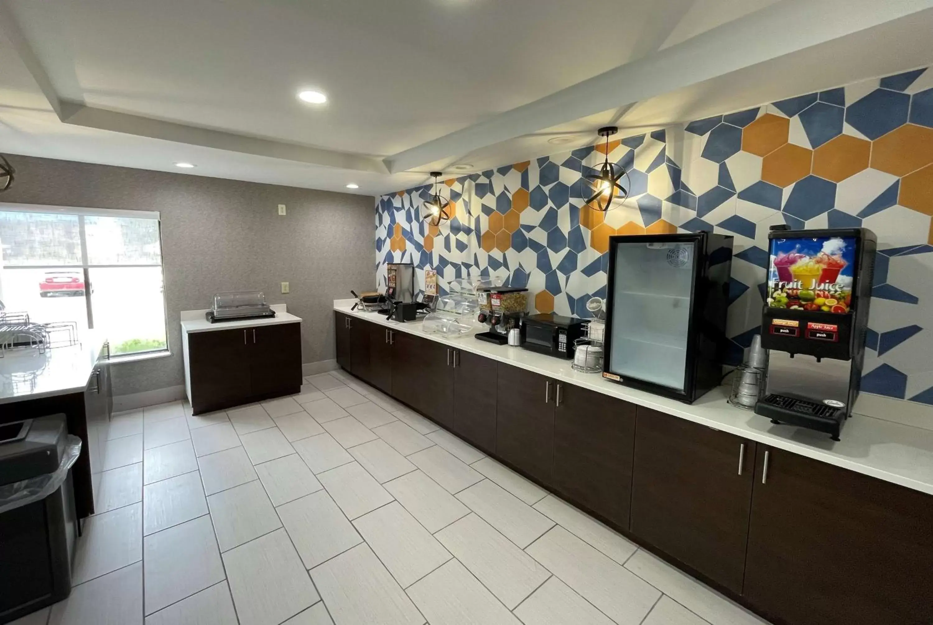 Coffee/tea facilities in La Quinta Inn & Suites by Wyndham Fayetteville I-95