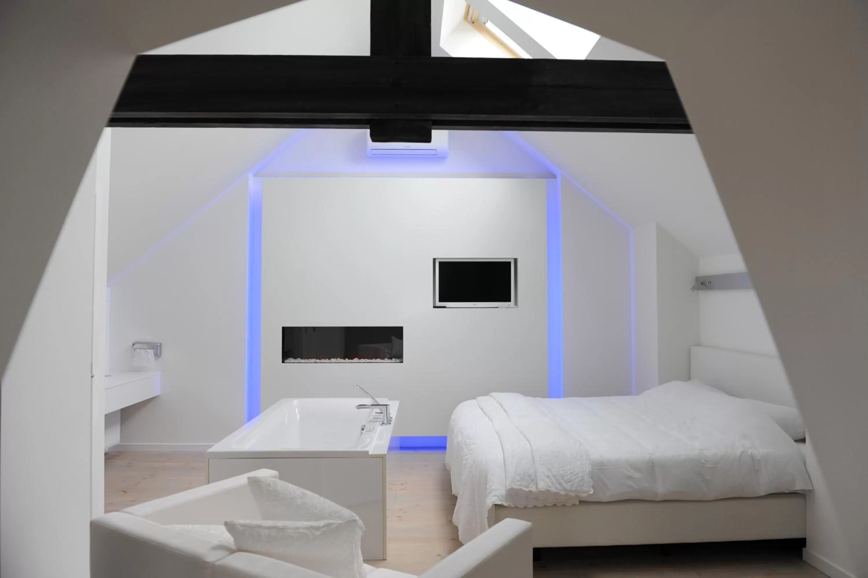 Bed in Charmehotel Villa Saporis