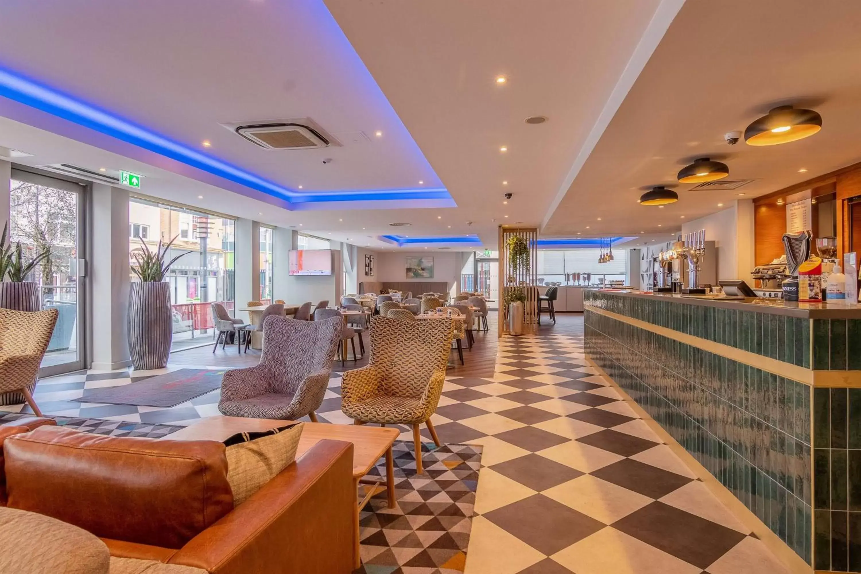 Lounge or bar, Restaurant/Places to Eat in Ramada Encore Leicester City Centre