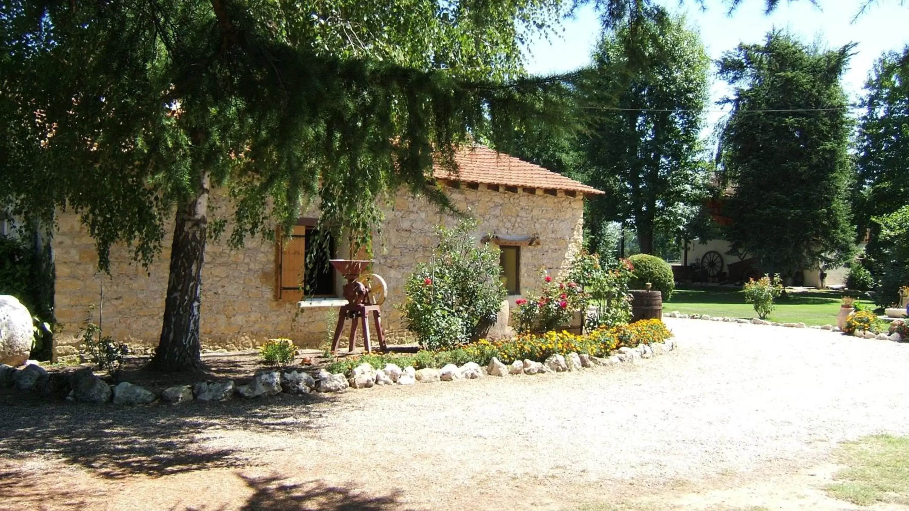 Garden, Property Building in Chambres d'Hotes Carpediem