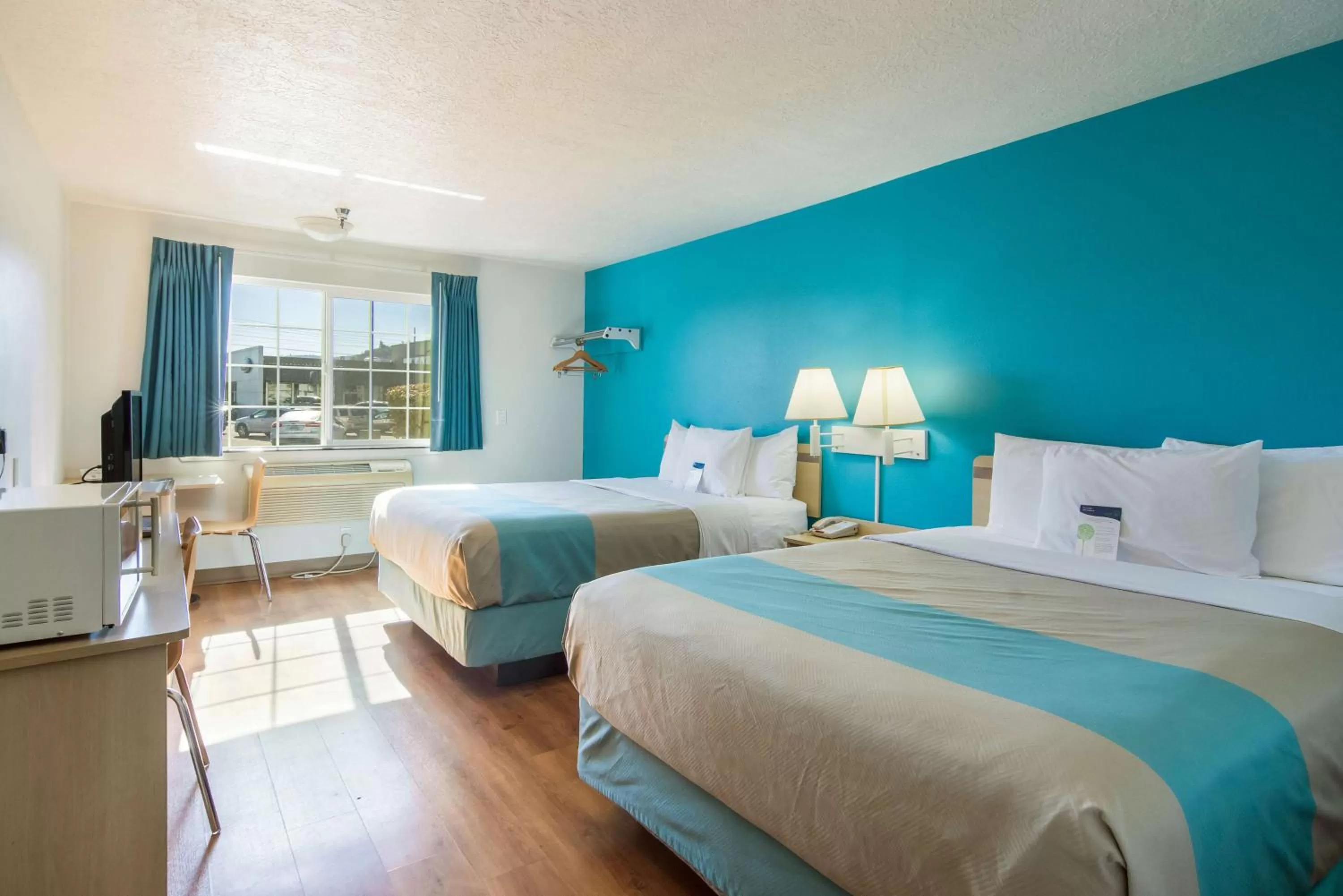 TV and multimedia, Bed in Motel 6-The Dalles, OR