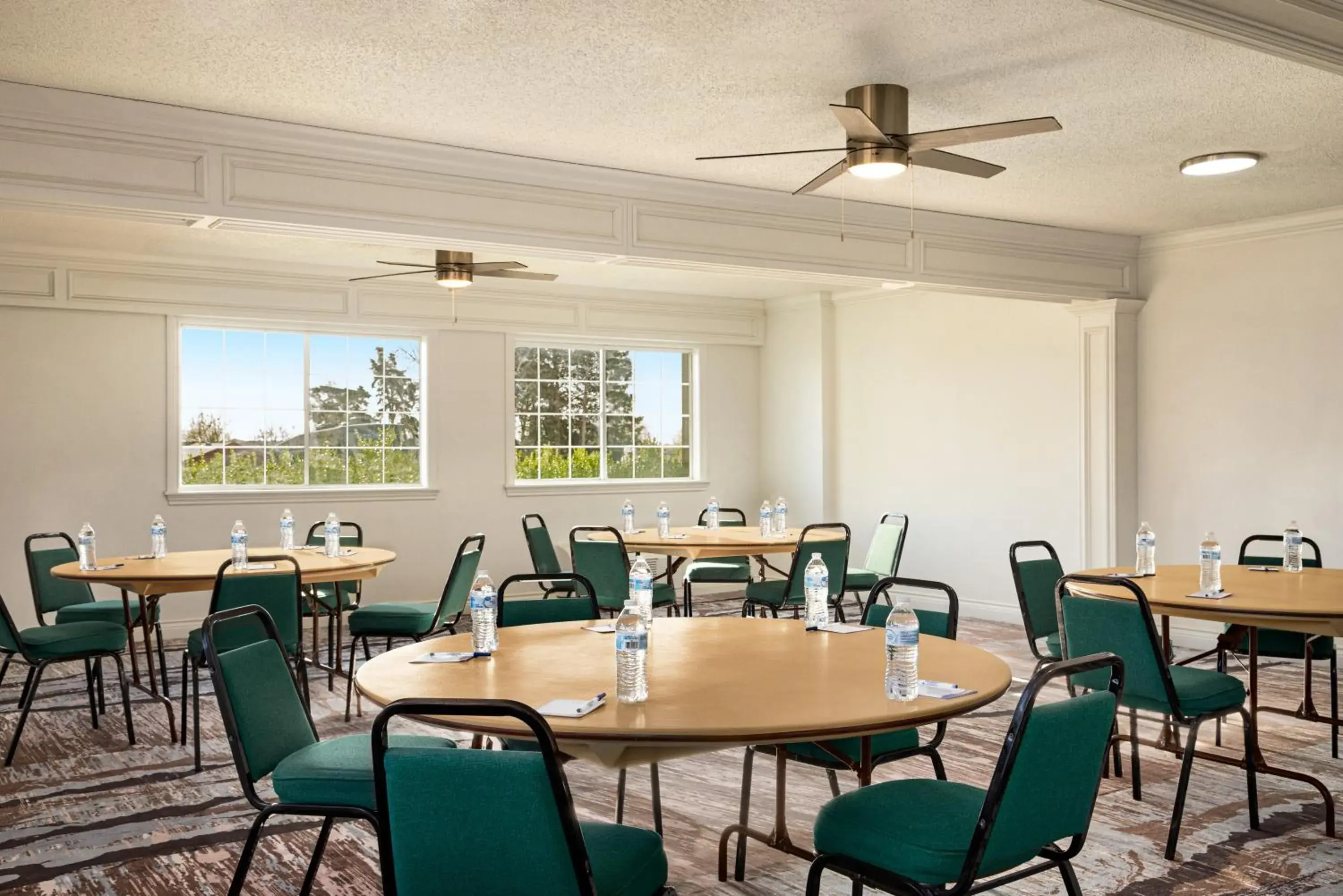 Meeting/conference room, Restaurant/Places to Eat in Baymont by Wyndham Blackwell I-35
